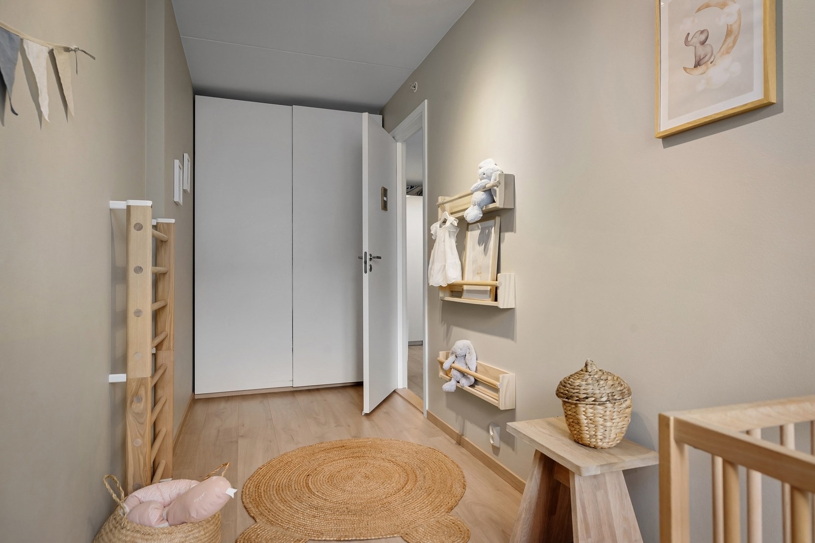 Plass til seng, garderobeskap og skrivepult Galleribilde