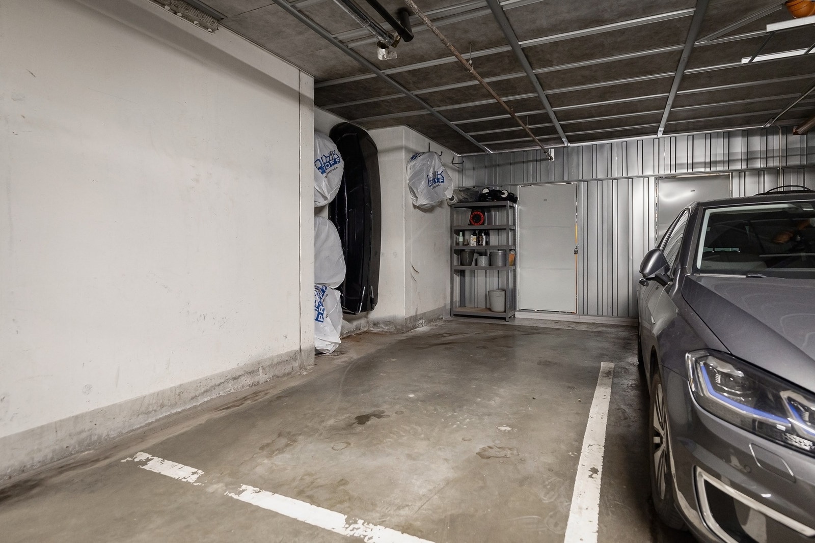 Det medfølger en garasjeplass i felles garasjeanlegg. Det er mulighet for å montere elbil-lader på plassen for egen regning. Boligen disponerer også en bod på ca. 5 kvm som ligger bak garasjeplassen Galleribilde