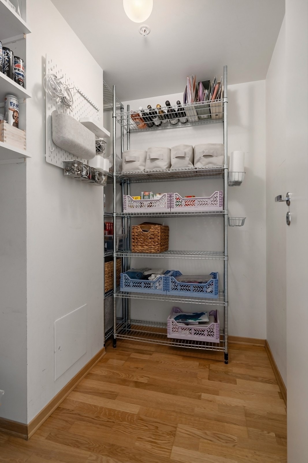 Praktisk, innvendig bod på ca. 2 kvm. Boden er innredet med hyller som medfølger ???? Galleribilde