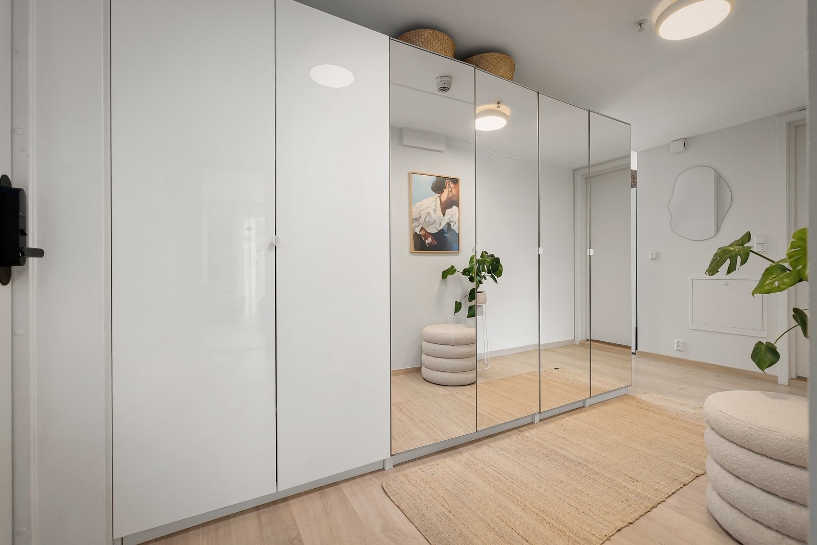 Lys og imøtekommende entré med plass til oppbevaring av sko og oppheng av tøy. Meget god lagringsplass i stort garderobeskap Galleribilde