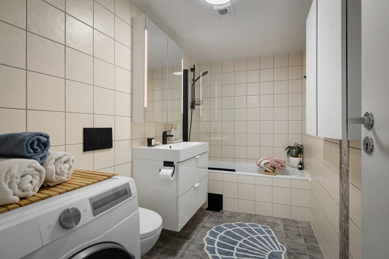 Pent og romslig bad med varmekabler og opplegg for vaskemaskin. I 2025 ble det satt inn nytt toalett, ny dusjvegg og nytt blandebatteri på vask og i dusjen. Arbeidene ble utført av Comfort F. Jørgensen Galleribilde