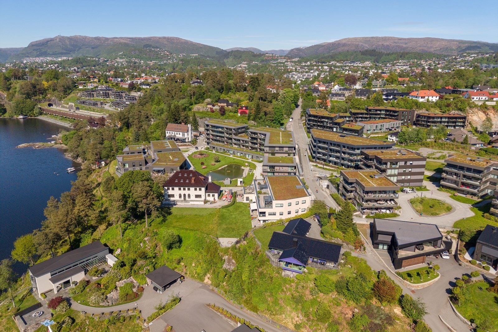 Nabolaget byr på en avslappet og eksklusiv atmosfære, med velholdte uteområder og en park-lignende utforming Galleribilde