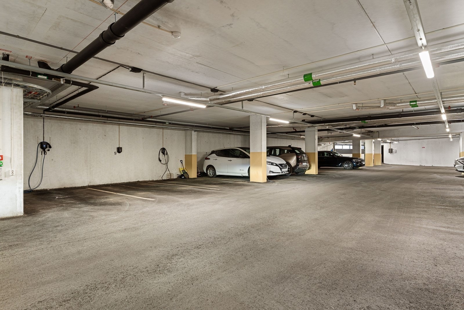 Med leiligheten følger fast garasjeplass med el-bil lader Galleribilde
