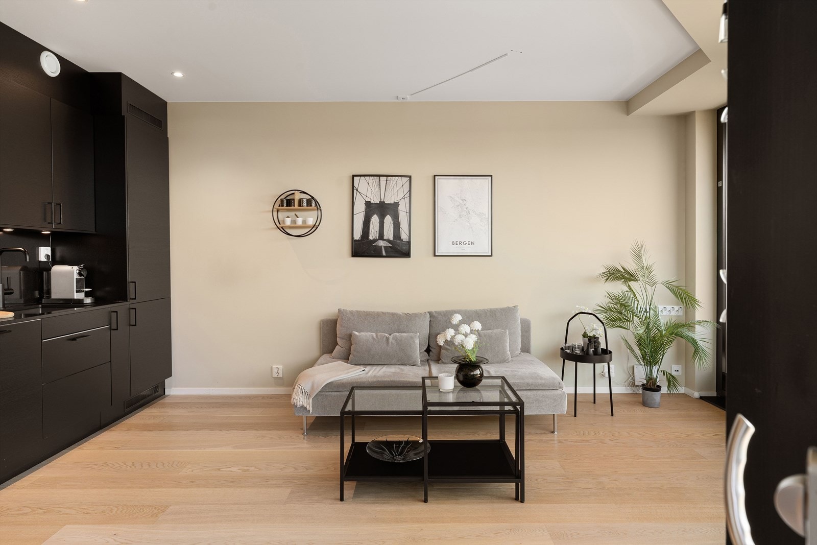 Leiligheten har balansert ventilasjon, sentralanlegg for varmtvann og vannbåren varme i alle gulv bortsett fra soverom Galleribilde