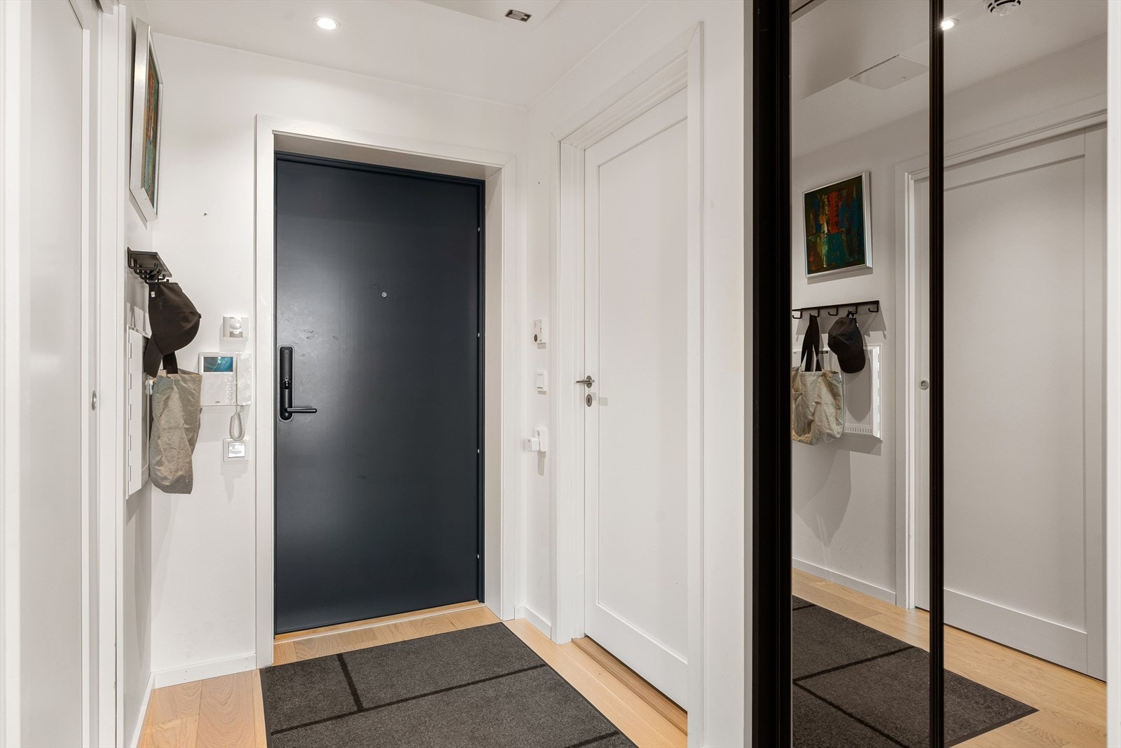 Entré byr på garderobeskap i tillegg til plass til å henge fra seg yttertøy. Merk dørtelefonen for en behagelig bokvalitet Galleribilde
