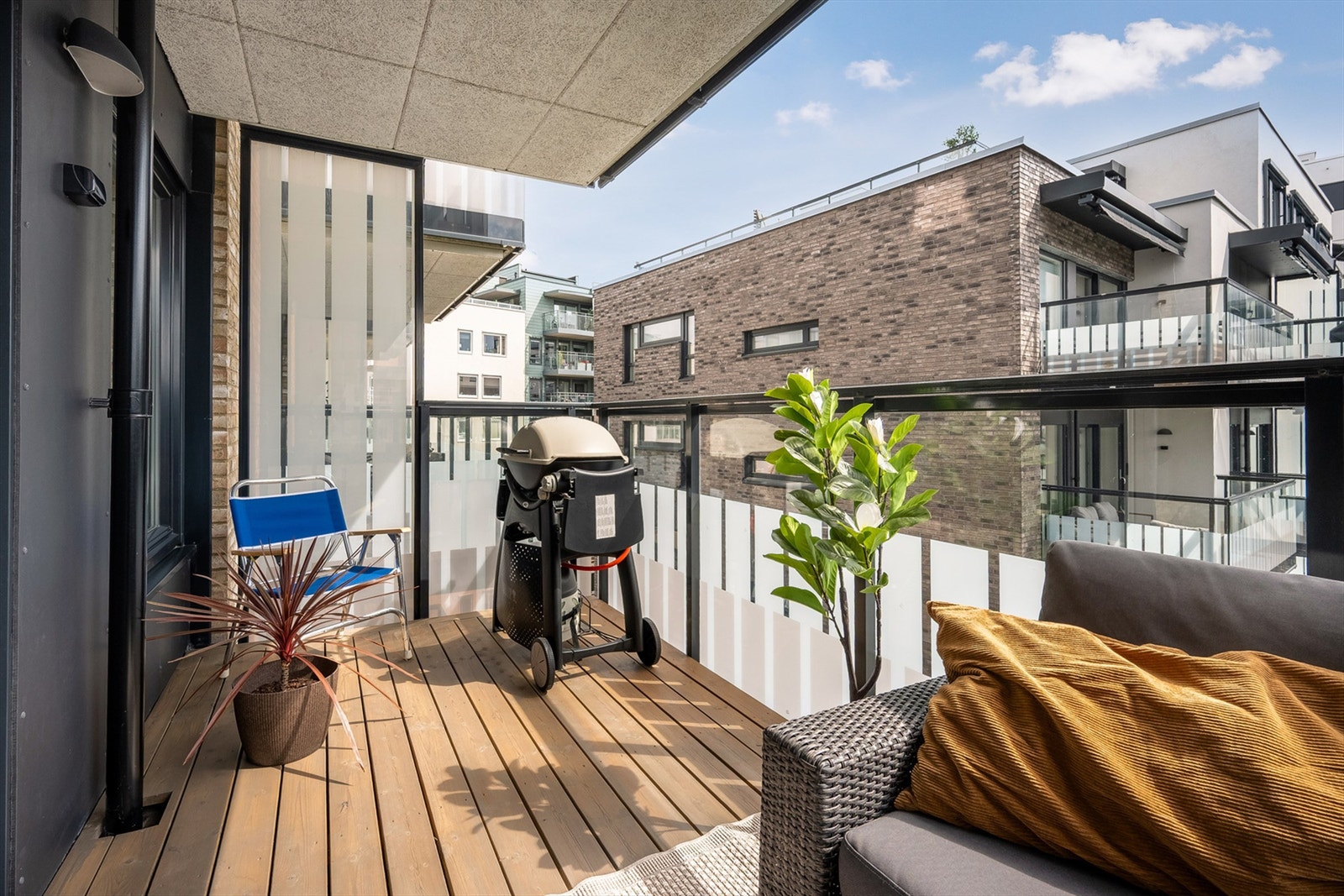 Balkongen byr på fine solforhold og selger opplyser om sol på balkongen fra ca. kl 05.30 til 14 på sommerhalvåret Galleribilde