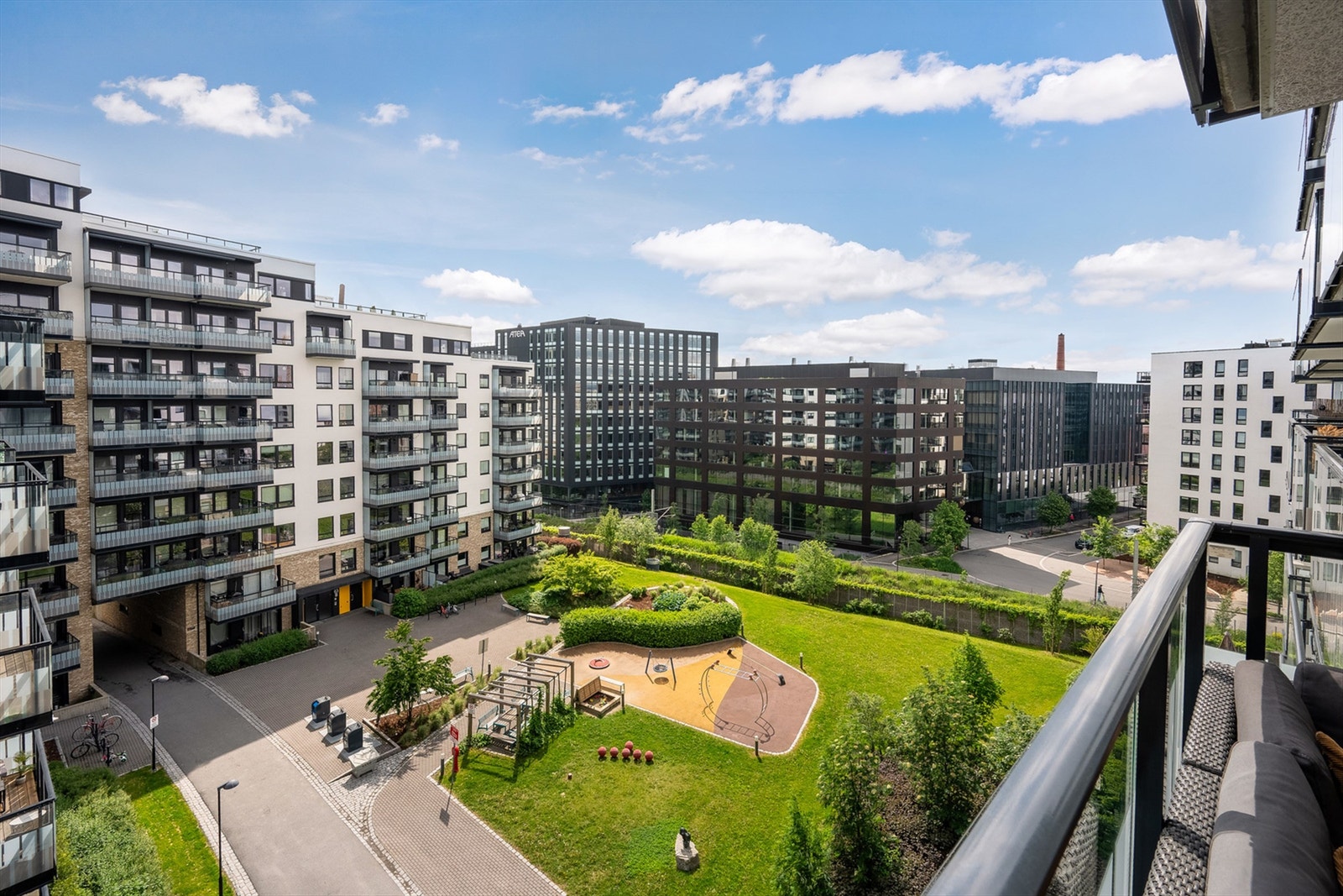 Her er det bare å lene seg tilbake og nyte solen med en luftig utsikt over frodige fellesområder Galleribilde