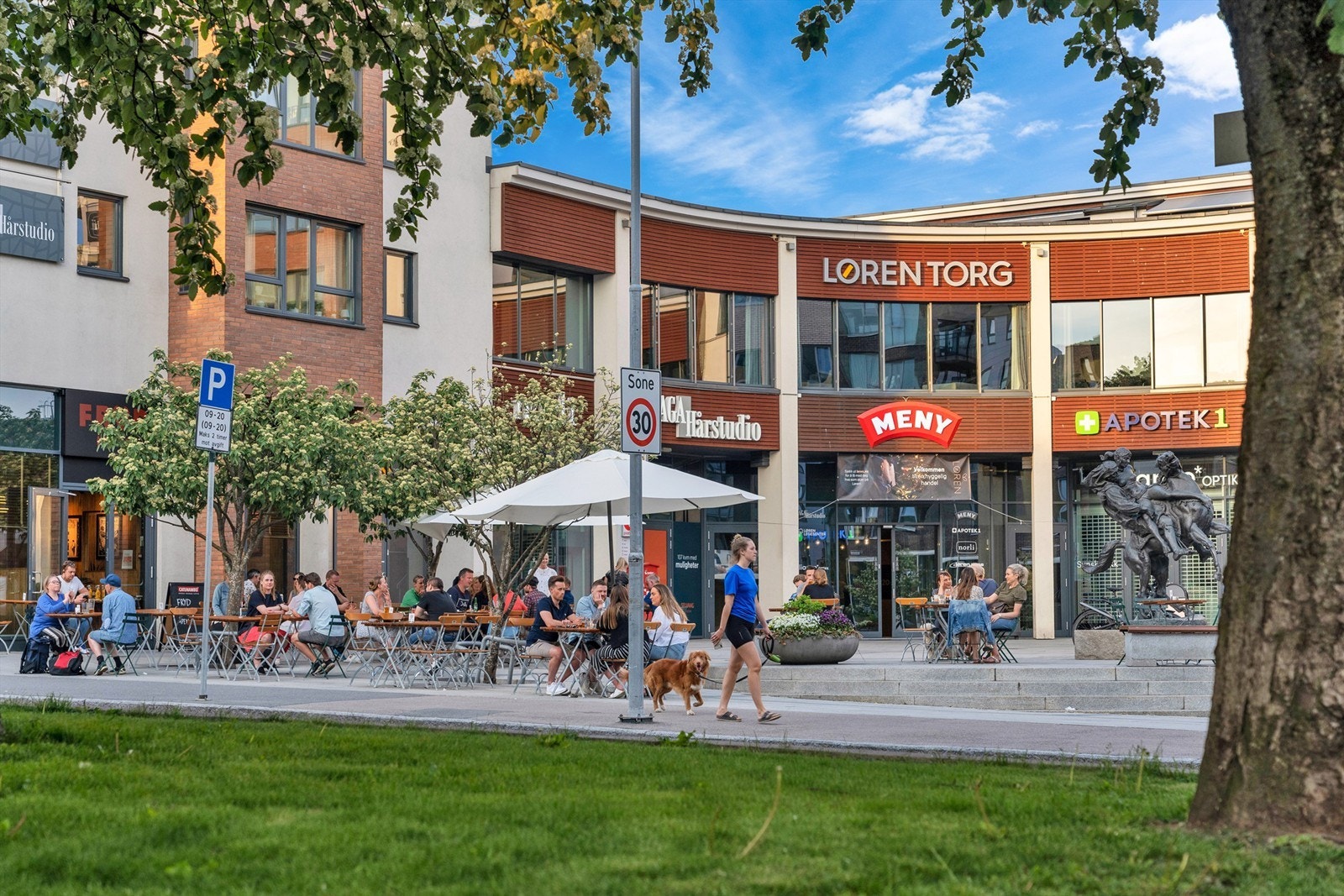 I hjertet av Løren ligger Løren torg, et lite kjøpesenter med dagligvarebutikker, apotek og flere serveringssteder Galleribilde