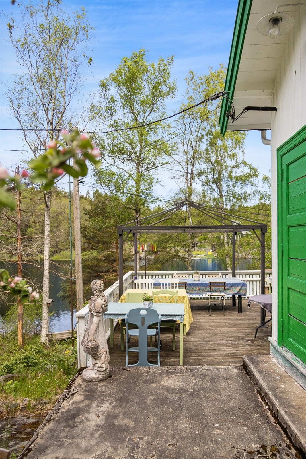 Stor terrasse med utsikt til vannet Galleribilde