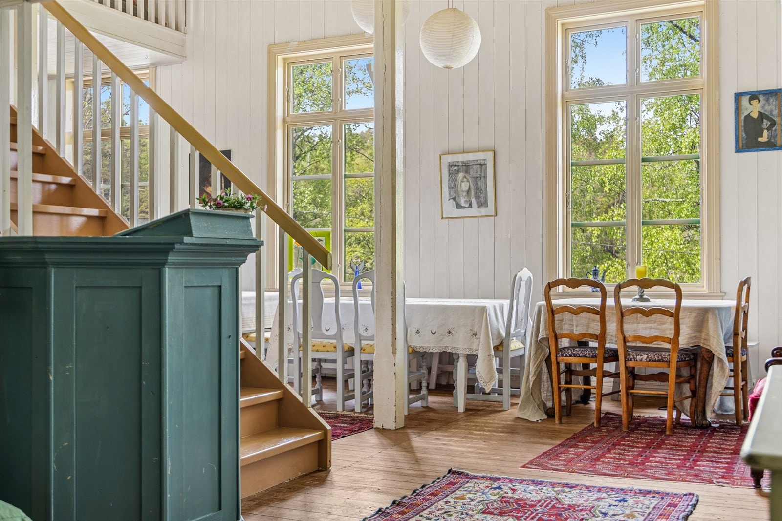 De store vinduene gir godt med lys inn Galleribilde