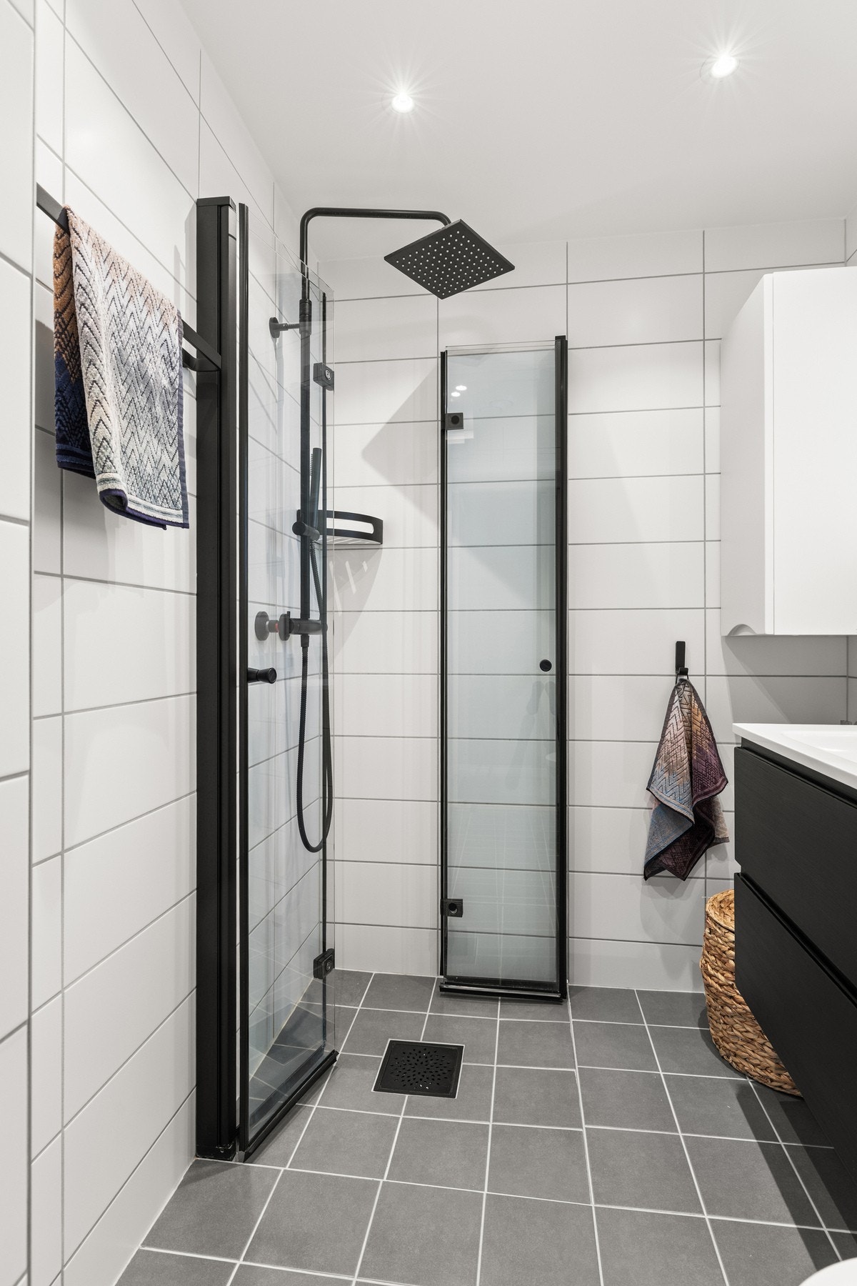 Malt gipsplatehimling med innfelte LED-downlights med dimmer. Varmekabler. Galleribilde
