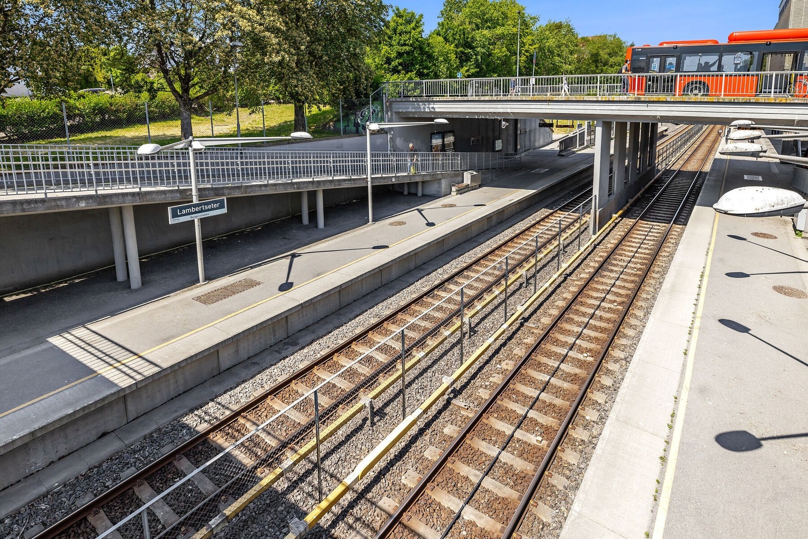 5 minutter gange til Lambertseter t-bane. Galleribilde