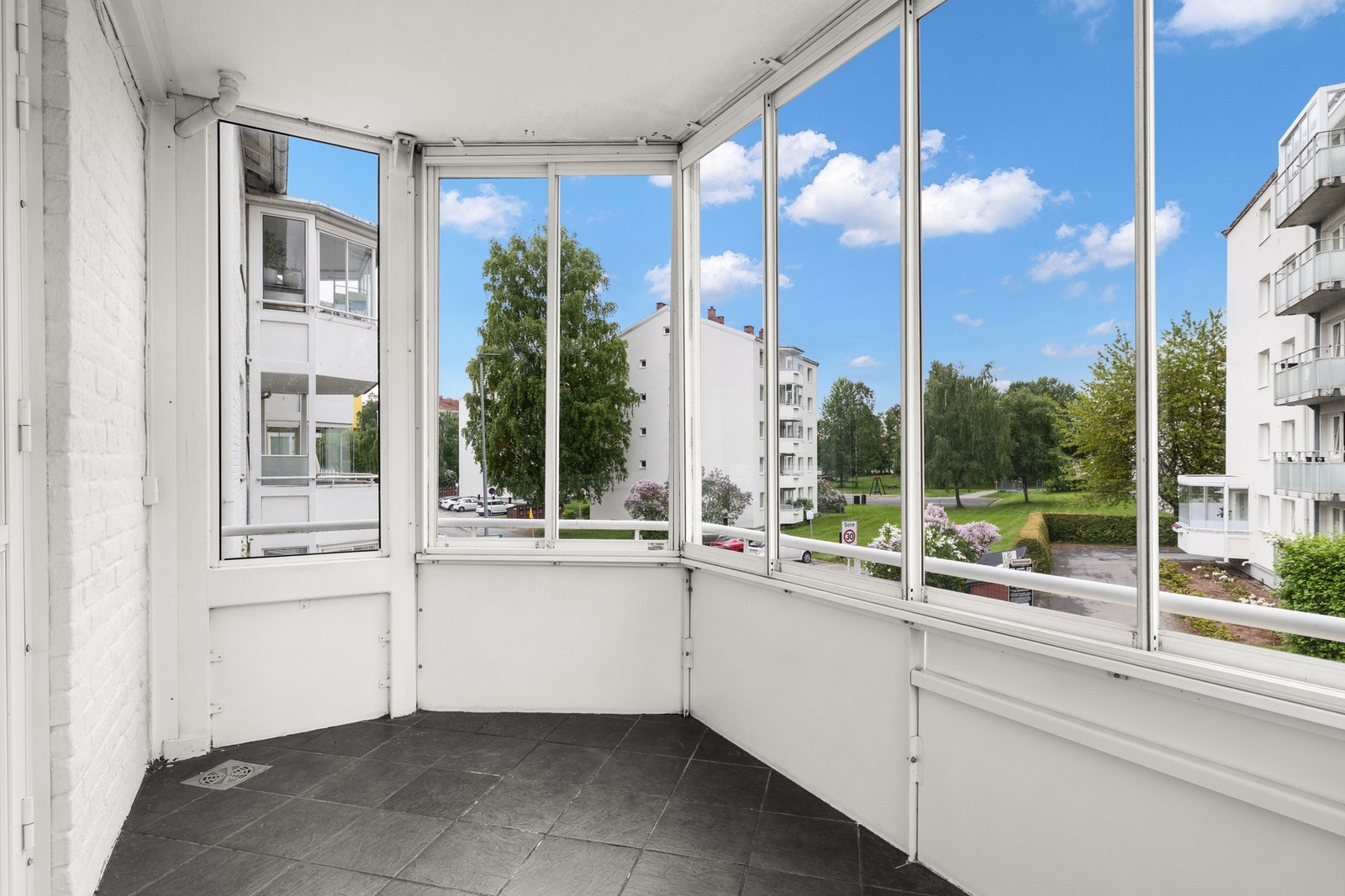 Her får du plass til å innrede med grill, utemøblement og blomster. Galleribilde