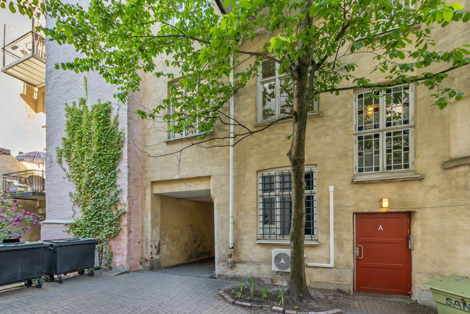 Inngang fra gårdsrommet Galleribilde