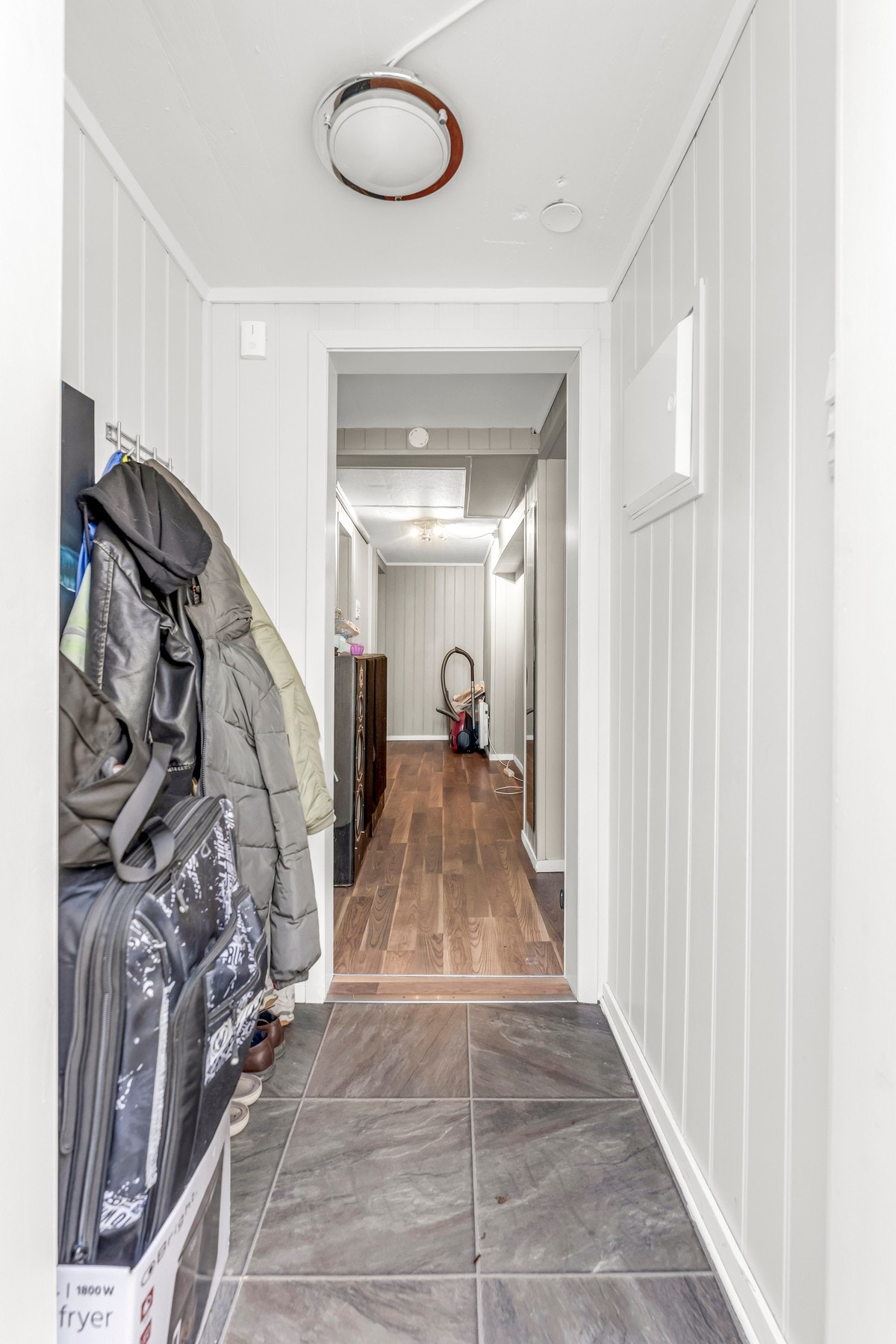 Kjelleren er dels innredet med hybel. Hybelen er ikke bruksendret i kommunen og ny eier fortsetter eventuelle leieforhold på eget ansvar og risiko Galleribilde