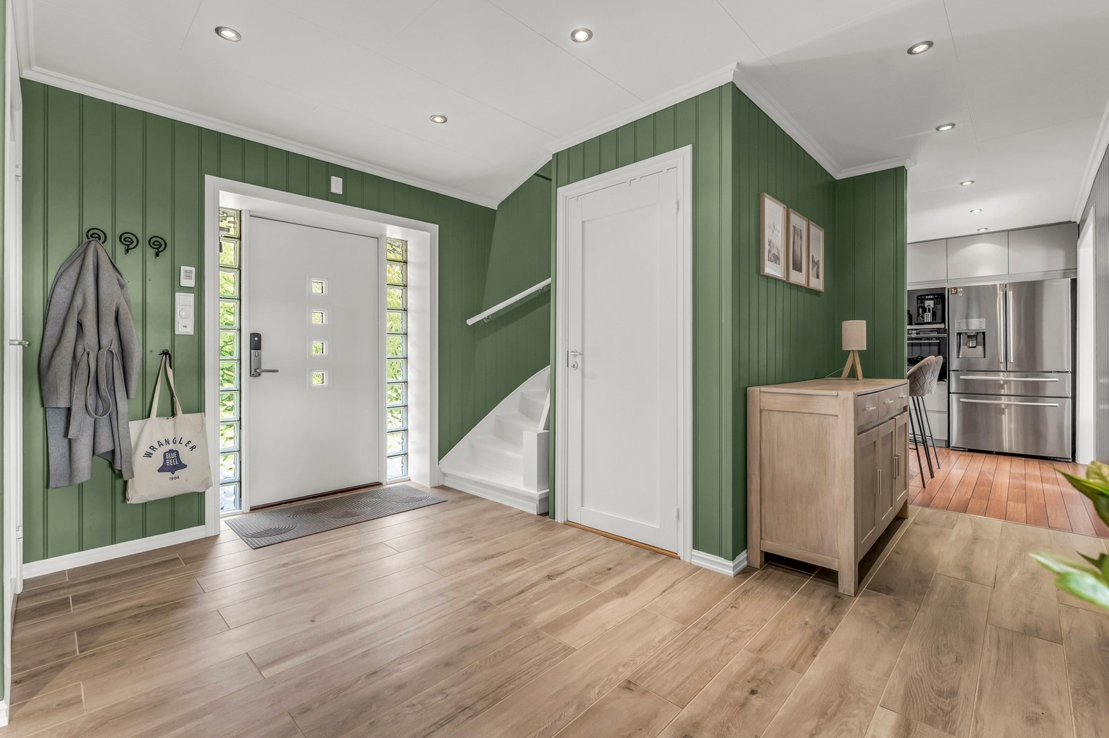 Romslig og innbydende entré med god plass og skyvedørsgarderobe for oppbevaring Galleribilde