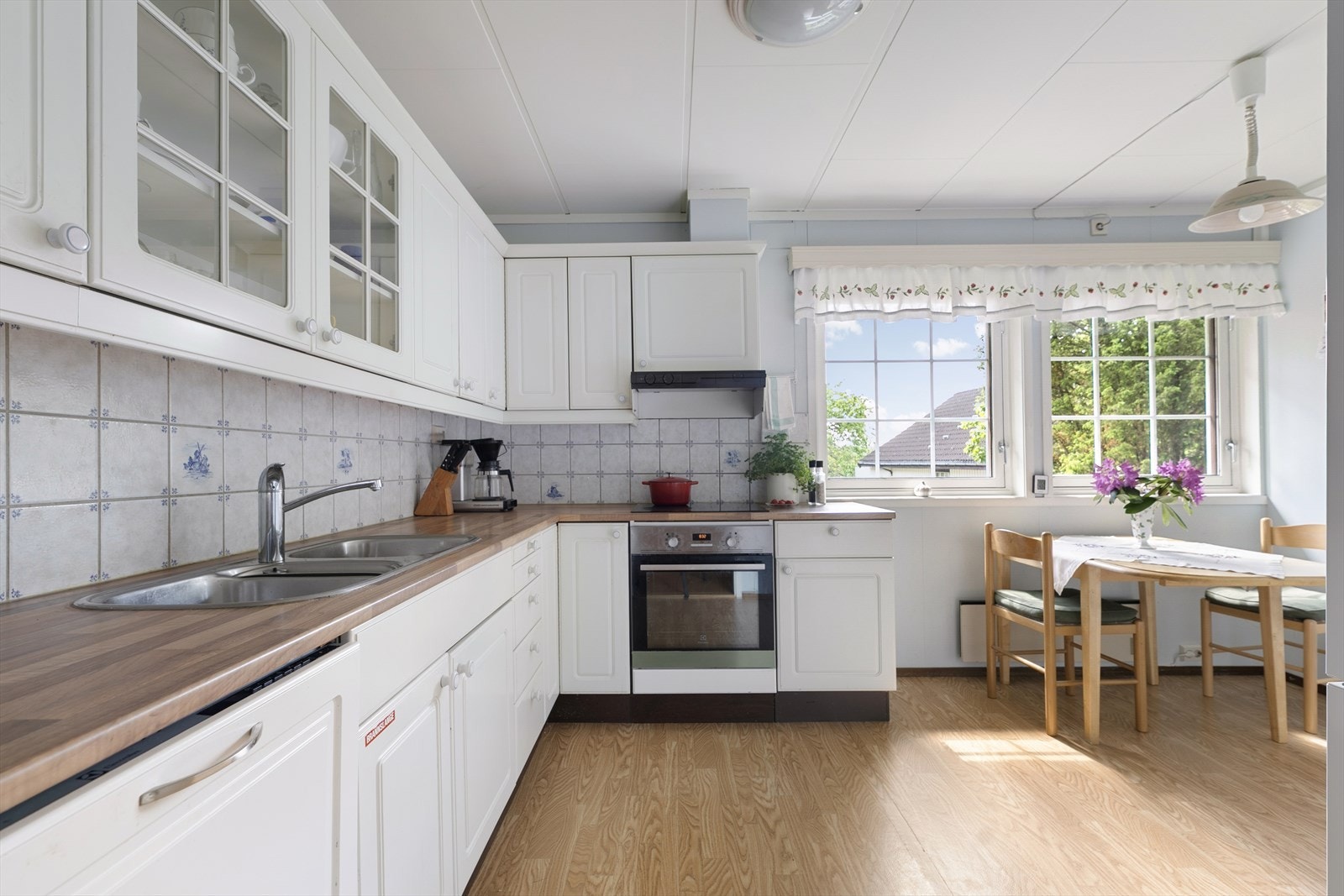 Kjøkkenet i første etasje ble modernisert i 2013 og har innredning med glatte fronter. Galleribilde