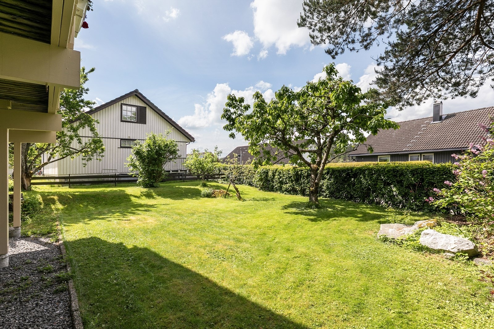 Hagen byr på rikelig med plass for lek, hagearbeid og utendørsaktiviteter. Galleribilde