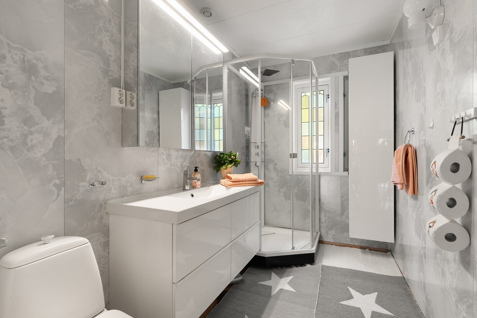 Badet i første etasje har varmekabler i gulvet. Servant, toalett og dusjkabinett ble skiftet i 2015. Galleribilde