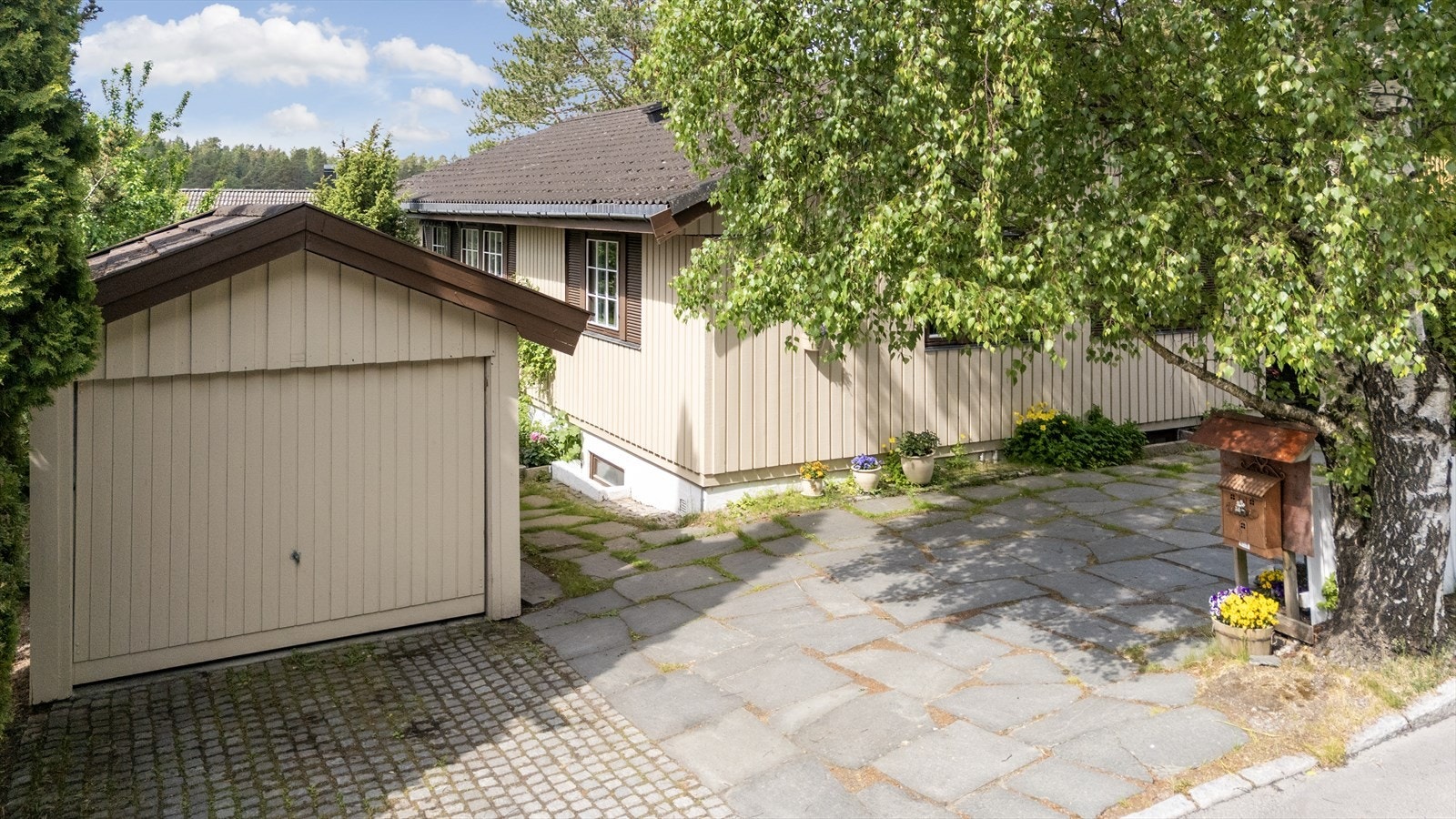 Til eiendommen hører en garasje bygget i 1988, hvor det er montert elbillader. Galleribilde