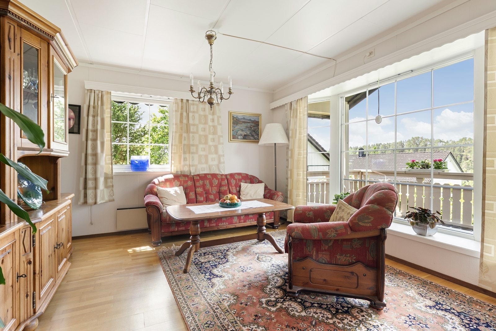 Stuen er enkel å innrede med flere soner for sosialt samvær og avslapning. Galleribilde