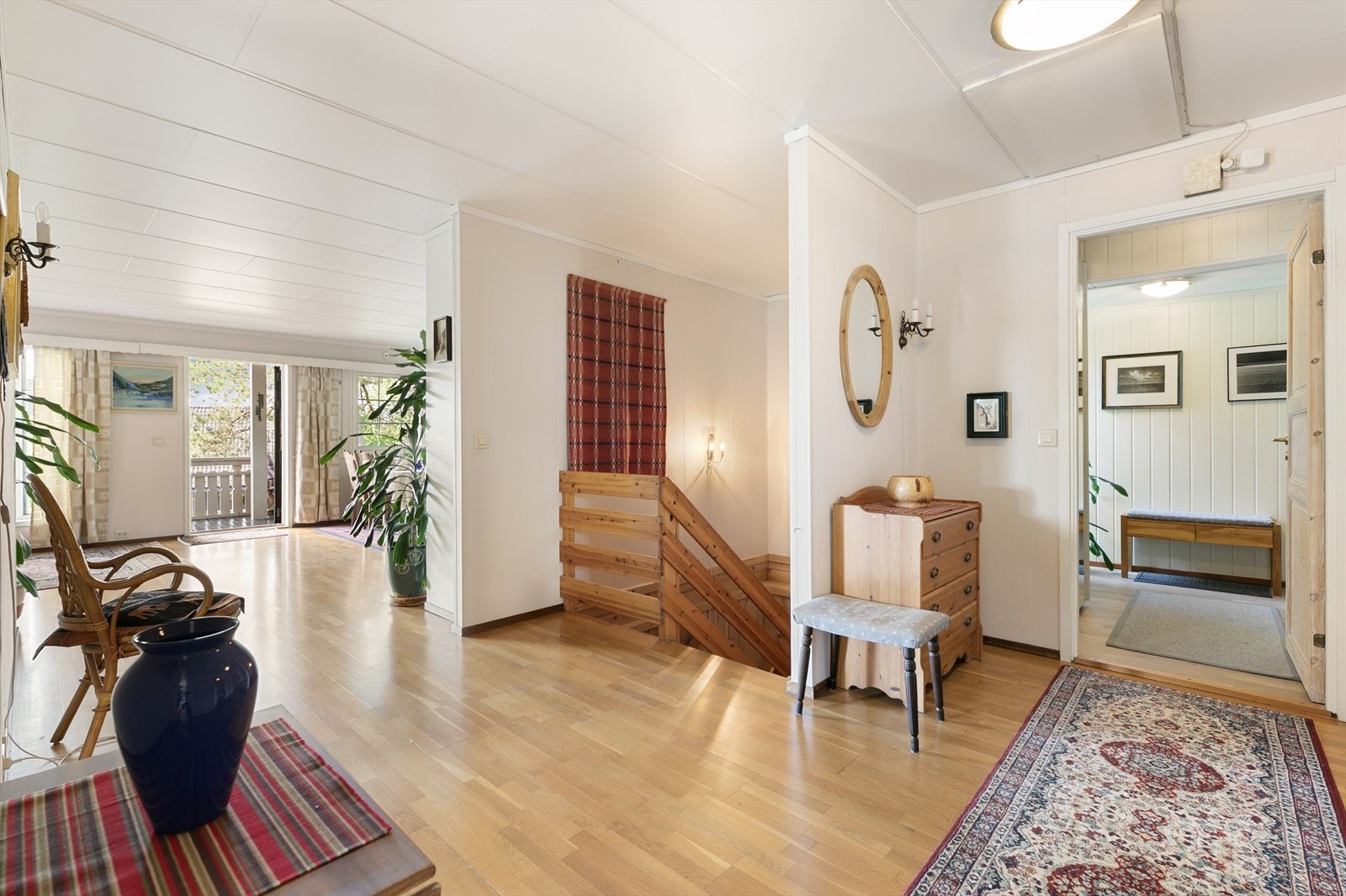 Fra hallen er det åpen sikt mot stuen og trapp ned til underetasjen. Galleribilde