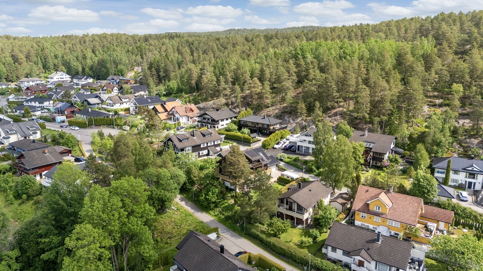 Fra Dal er det kort vei til både skoler og barnehager, som Stenbråten skole og Søndre Dal Gård barnehage. Galleribilde