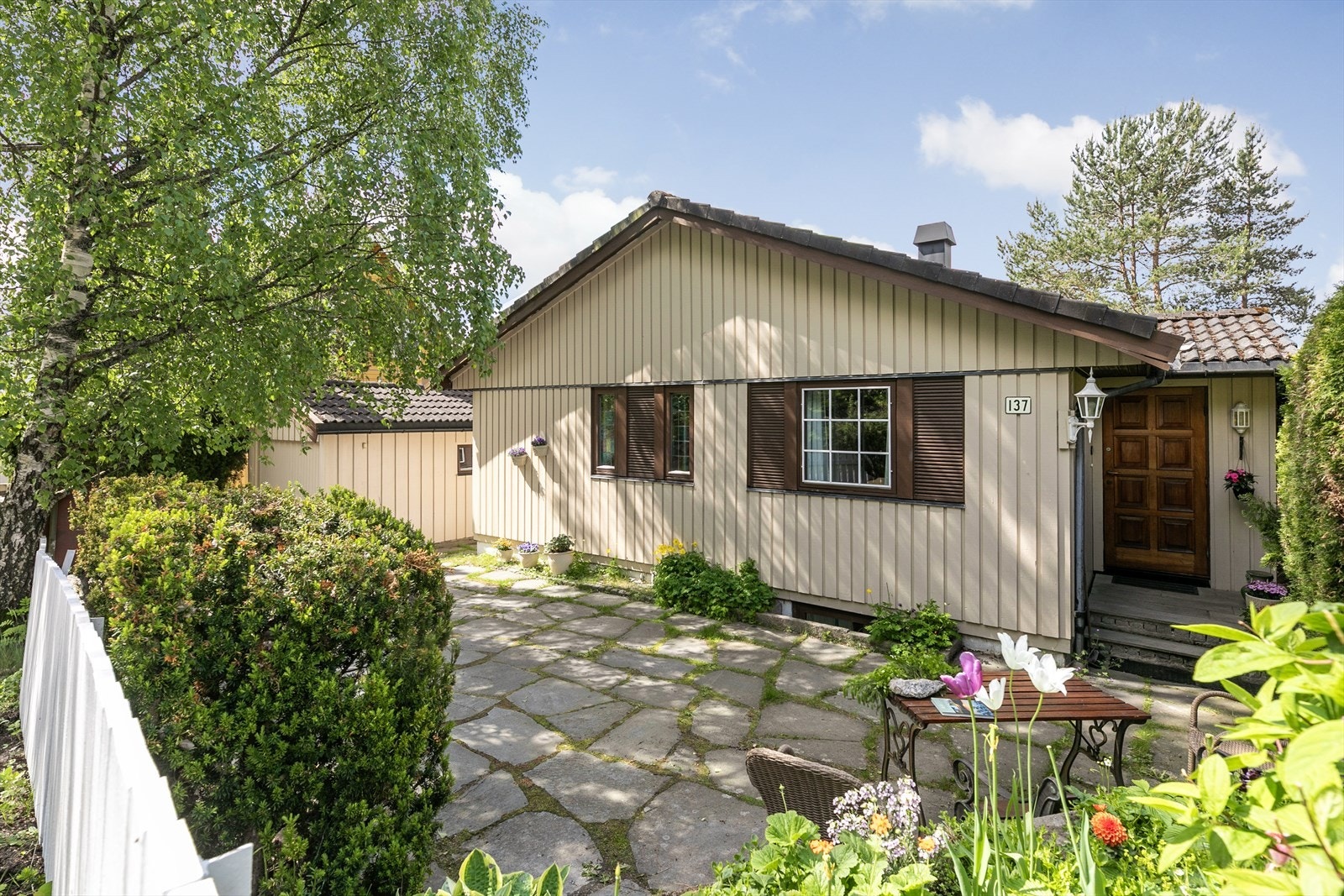 Pent inngangsparti med adkomst fra gårdsplassen. Galleribilde