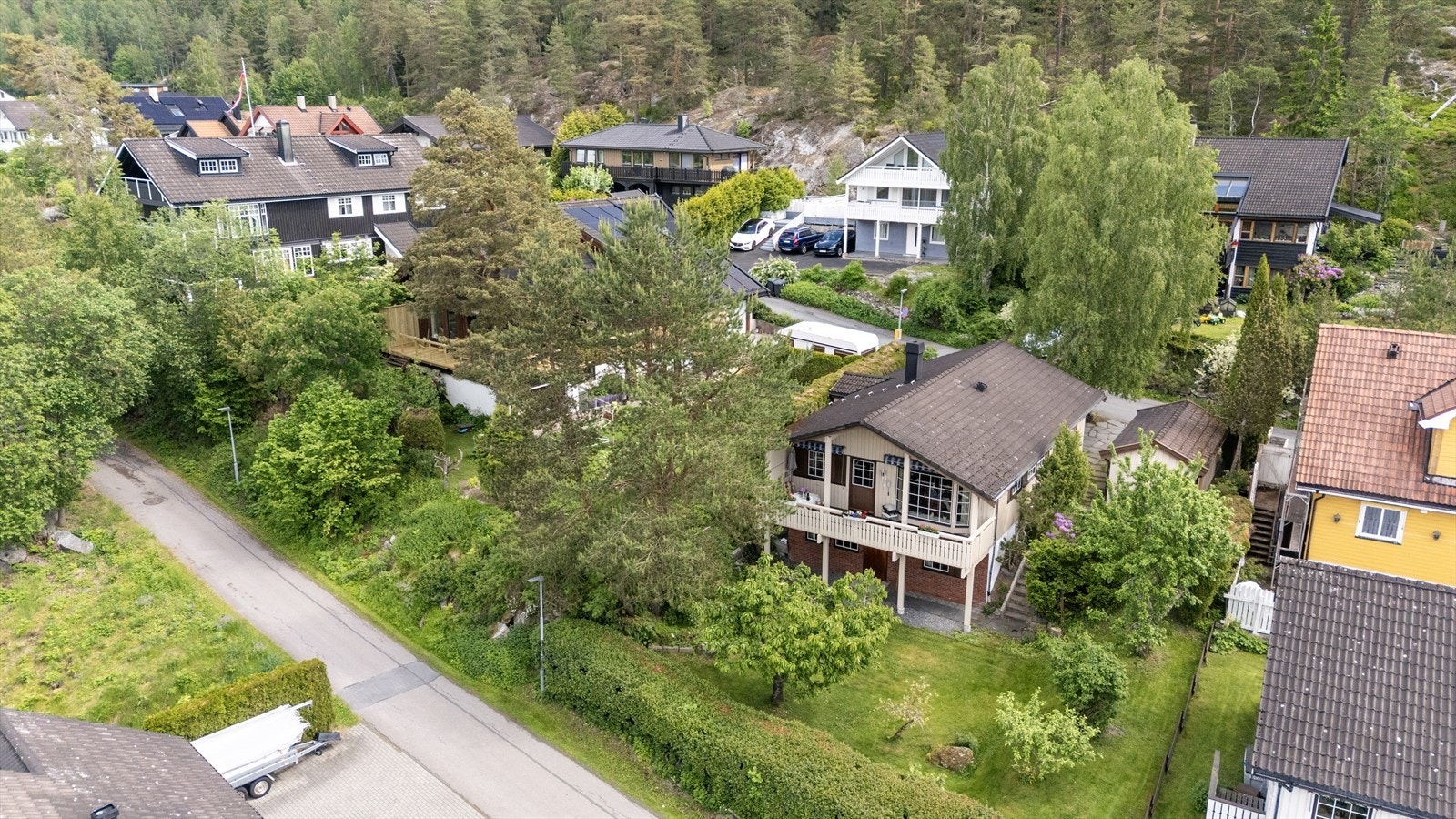 Området har umiddelbar nærhet til skog og mark, med flotte turmuligheter rett utenfor døren. Galleribilde