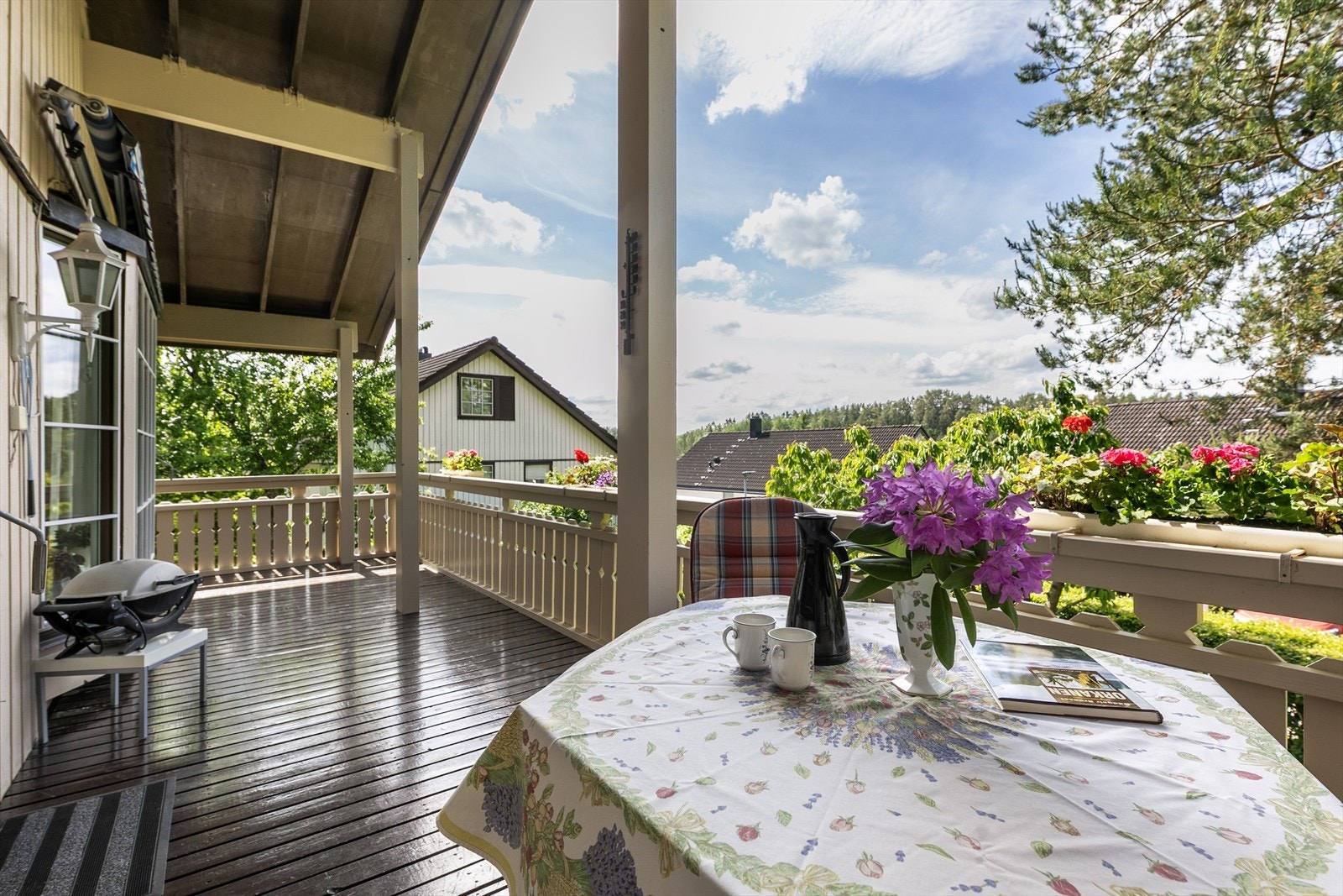 Koselig, vestvendte verandaen på 18 m² som delvis overbygget og har god plass til loungegruppe, spisegruppe og grill. Galleribilde