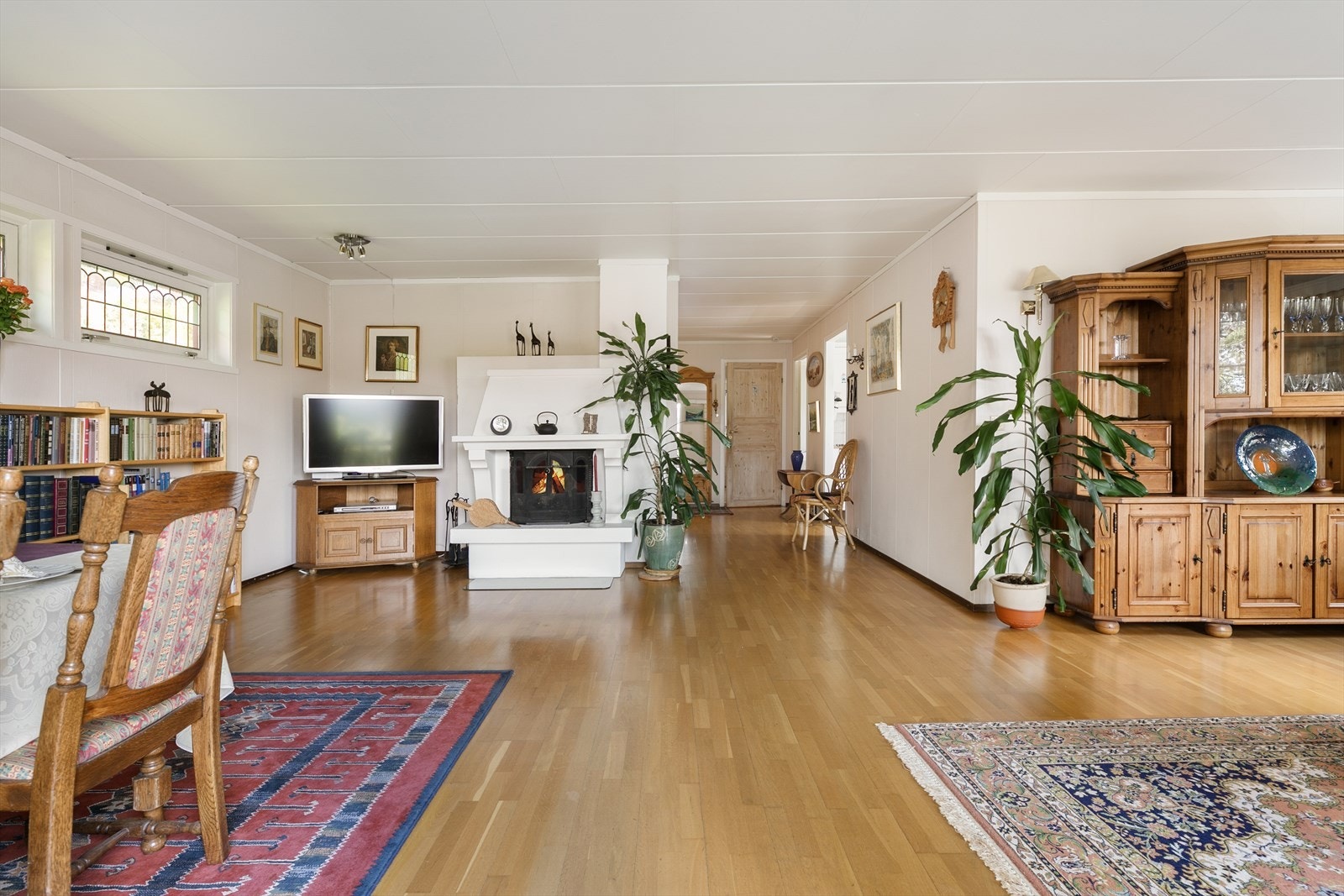 Sentralt i stuen står en peis som gir ekstra varme og hygge på kalde dager. Galleribilde