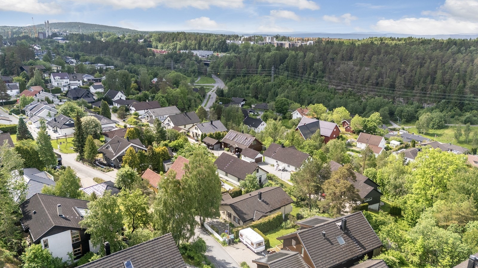 Nærmeste bussholdeplass er Dalssvingen, ca. 7 minutters gange unna, med forbindelse til blant annet Mortensrud T-bane. Galleribilde