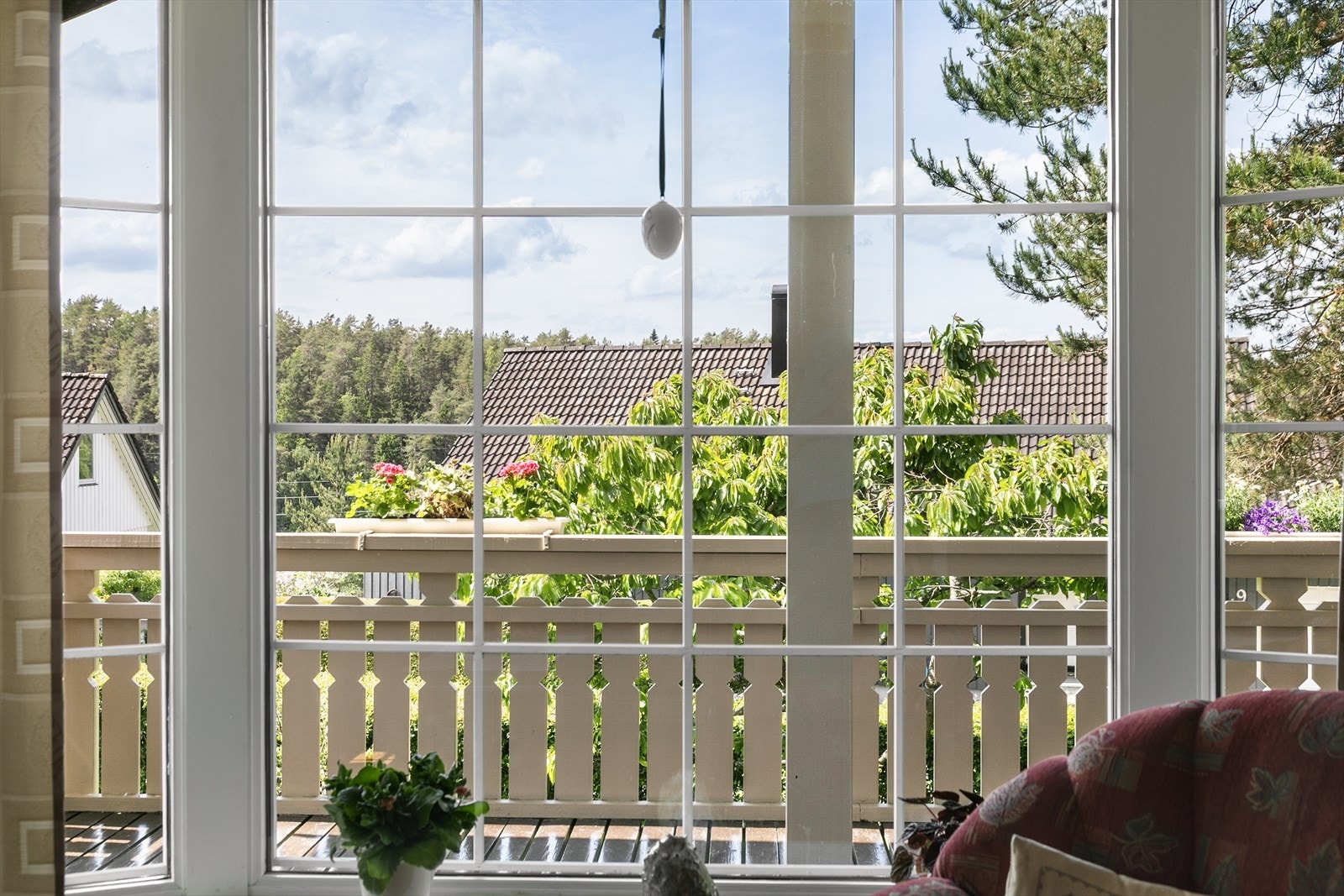 Utsikt fra stuevinduet mot hagen og verandaen. Galleribilde