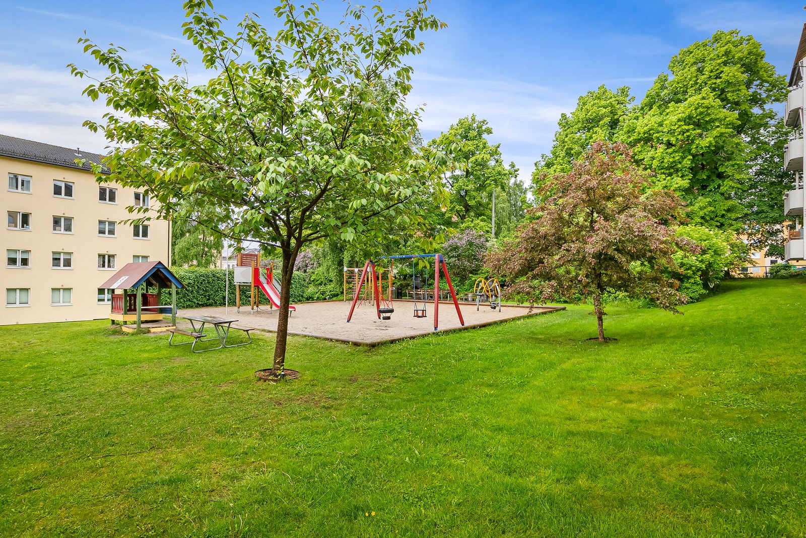 Hyggelige fellesområder med lekeplass for de minste Galleribilde