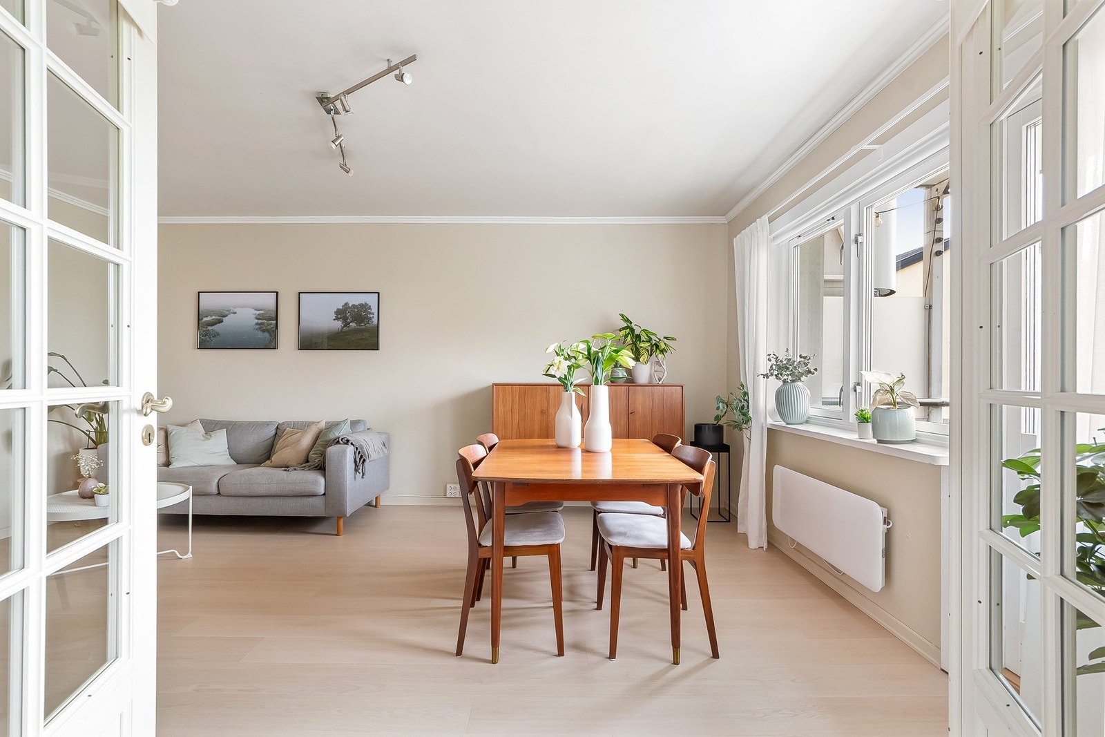 Velkommen til en lys og innbydende 3-roms leilighet i populære Storo borettslag Galleribilde