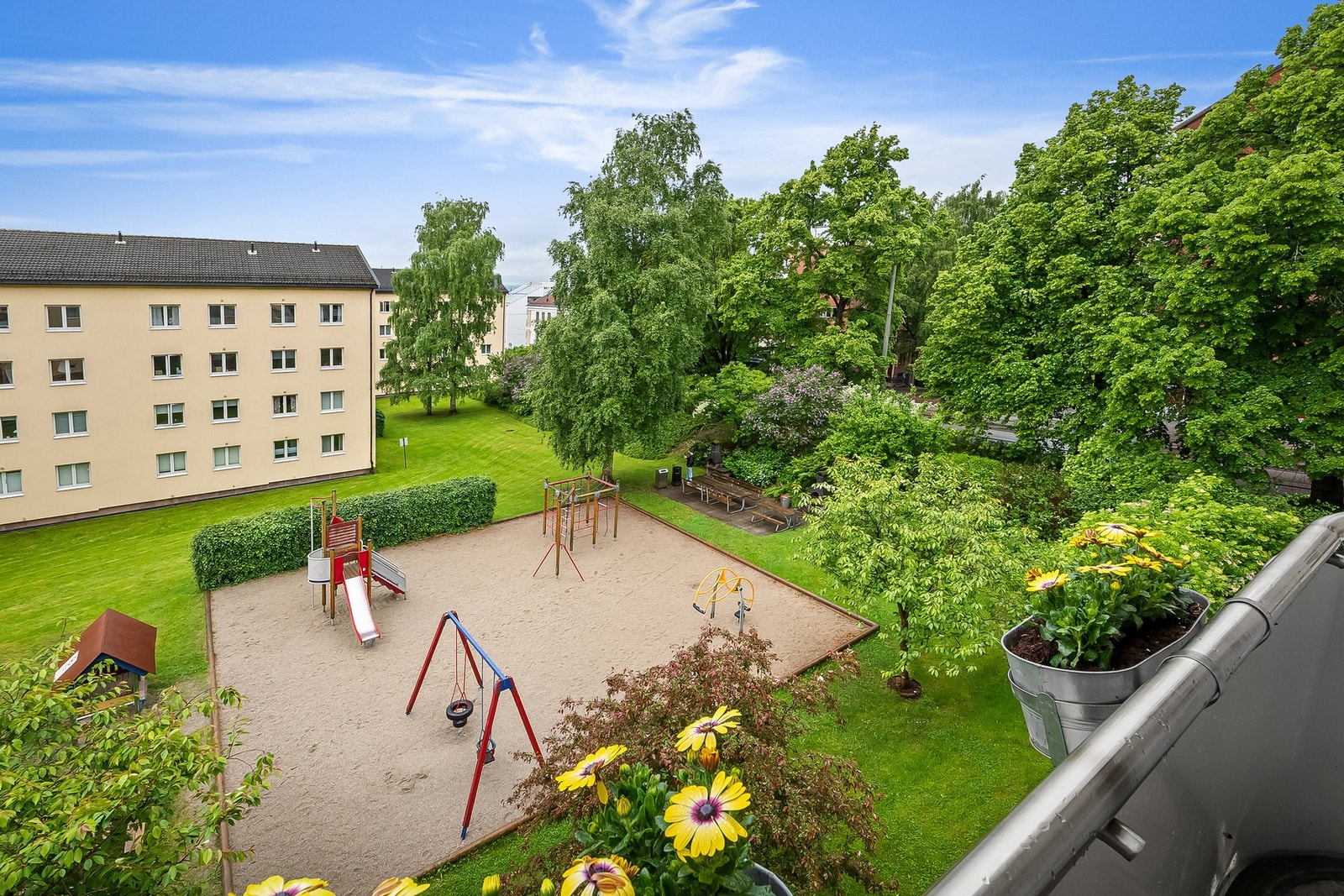 Fra balkongen har du utsikt til frodige grøntarealer og borettslagets trivelige uteområde Galleribilde
