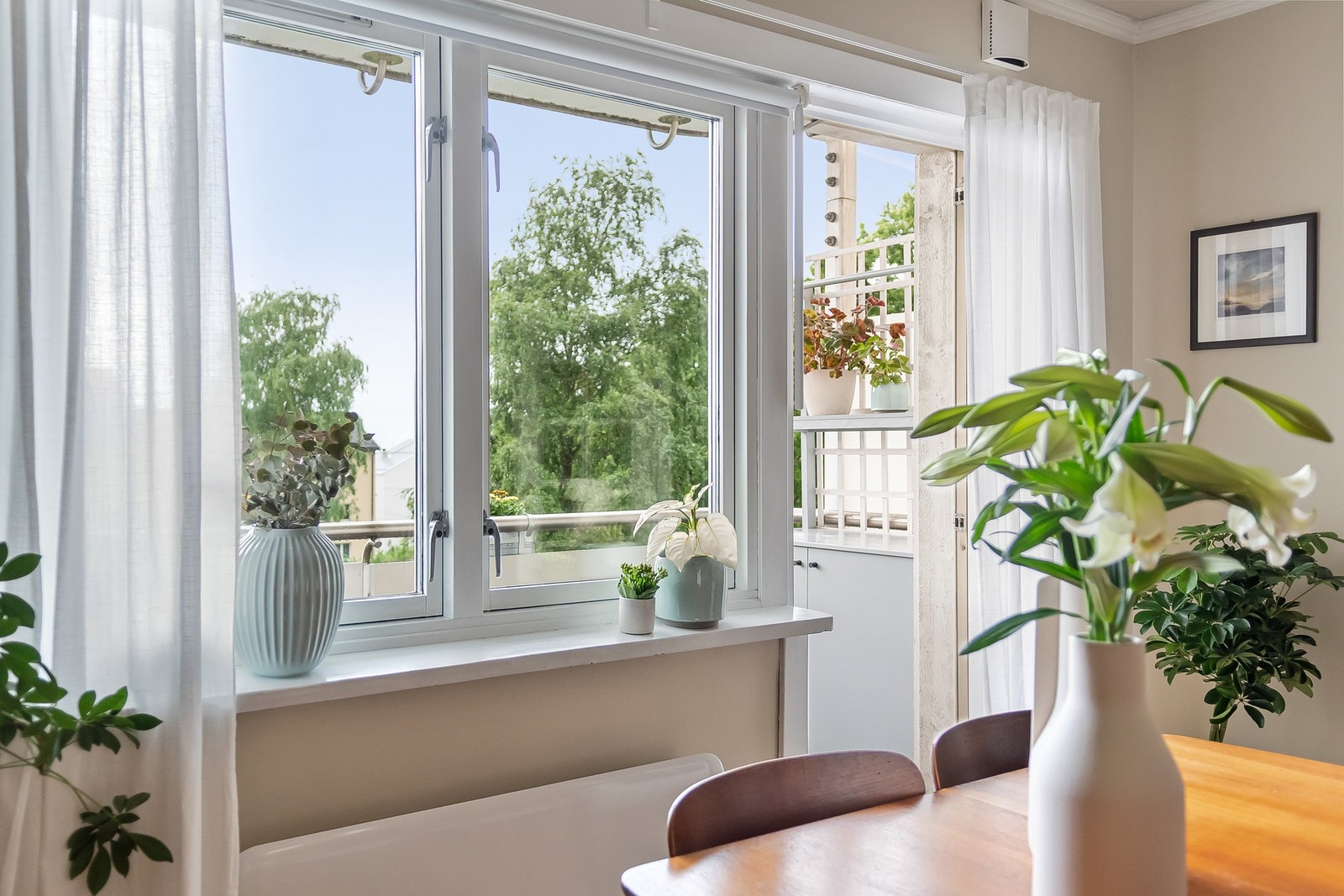 Store vindusflater og utgang til balkong Galleribilde