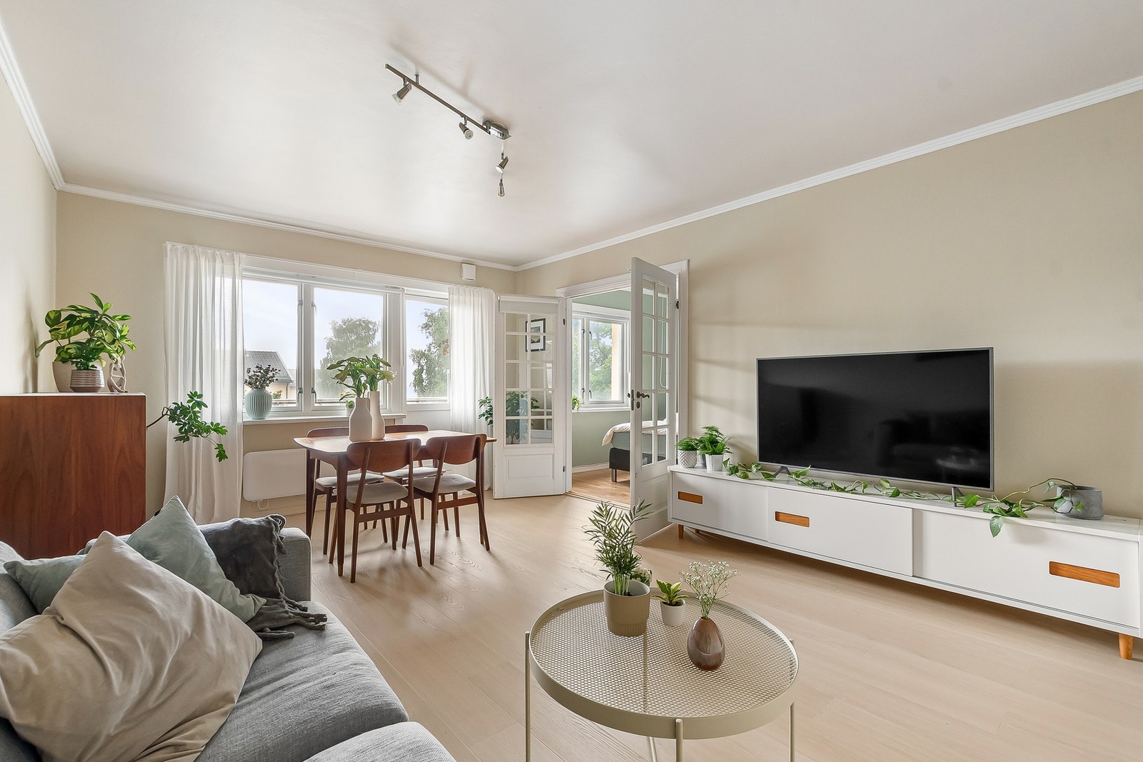 Rommet har store vindusflater som slipper inn rikelig med dagslys, og de lyse overflatene bidrar til en luftig og behagelig atmosfære Galleribilde