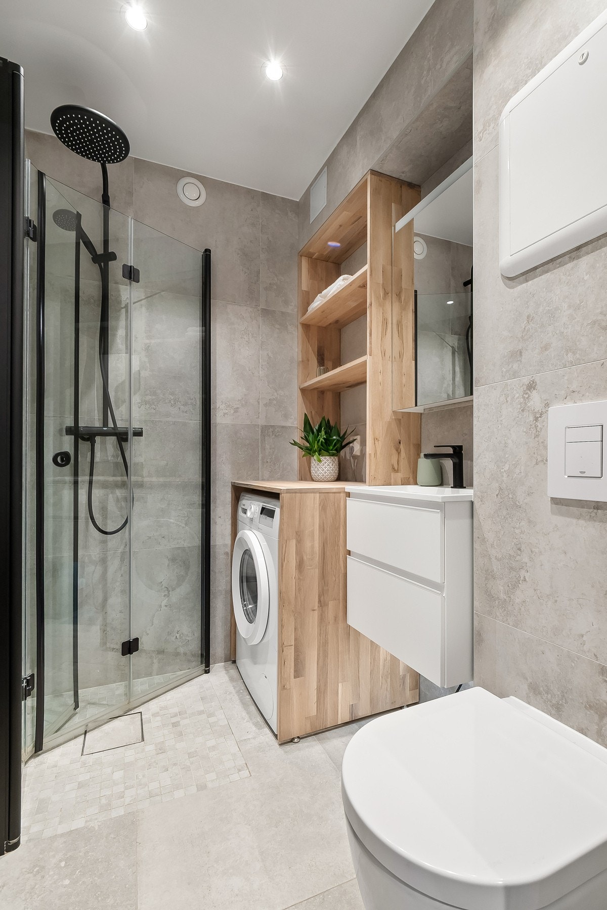 Svært lekker baderom. Badet ble totalrenovert av fagfolk i 2022 - dokumentasjon foreligger. Galleribilde