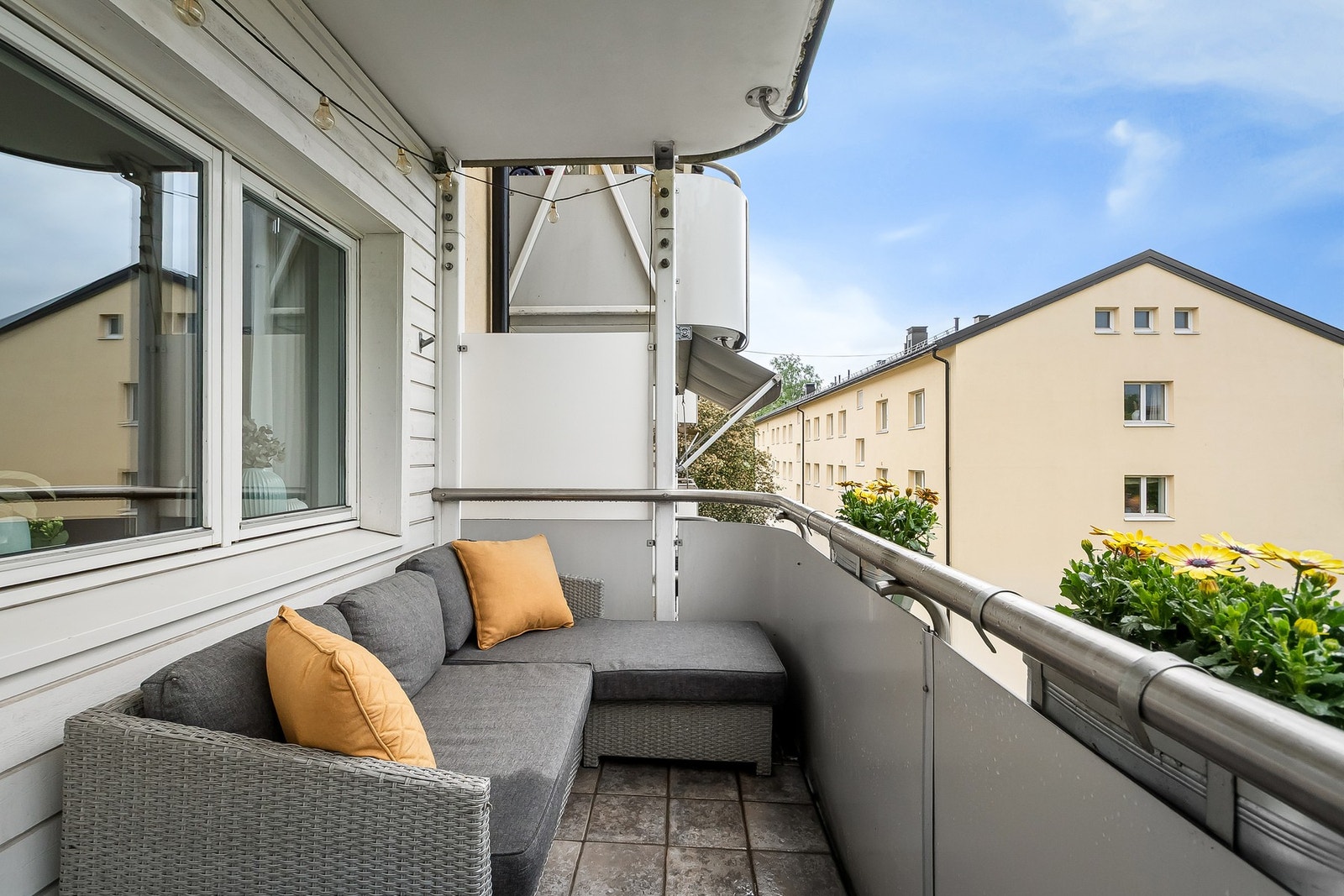 Hyggelig balkong på ca. 6 kvm med plass til sittegruppe og beplantning Galleribilde