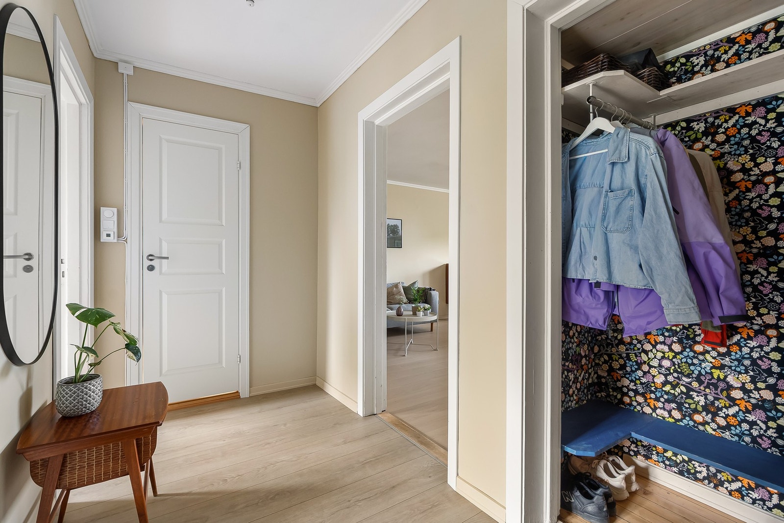 I tilknytning til gangen finner man en innvendig garderobe som gir ekstra oppbevaringsplass og bidrar til et ryddig og funksjonelt inngangsparti Galleribilde