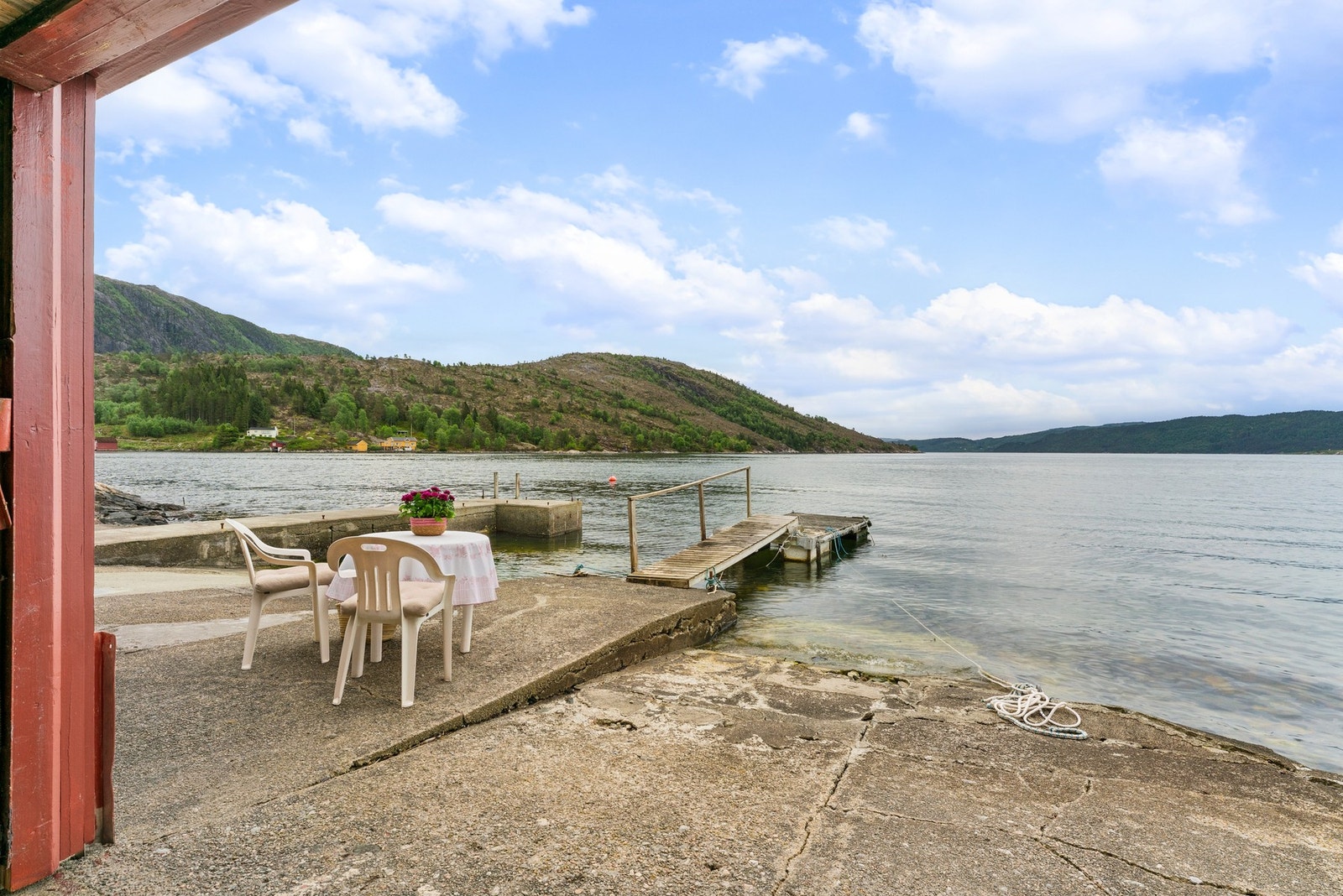 Naustet ligger idyllisk til i Austfjorden innerst i Fensfjorden Galleribilde