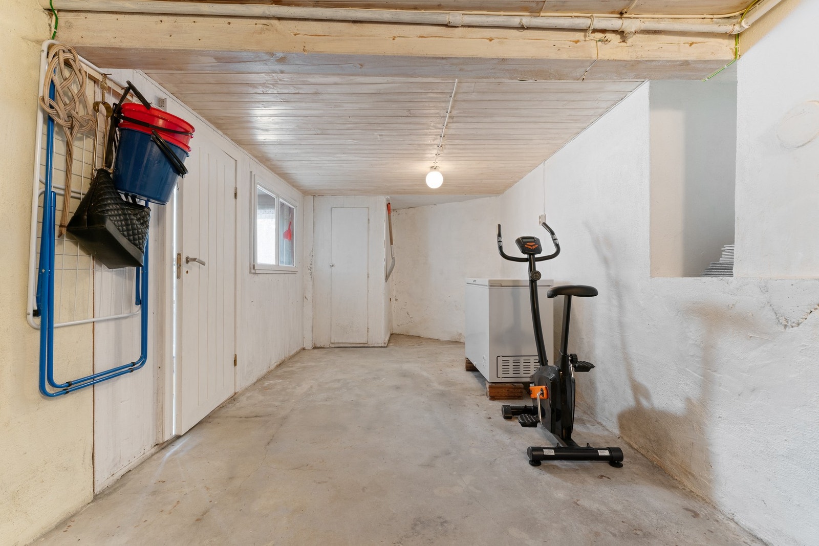 Kjelleretasjen er innredet med 2 boder på hhv. 17 og 8 kvm samt vaskerom på 10,6 kvm Galleribilde