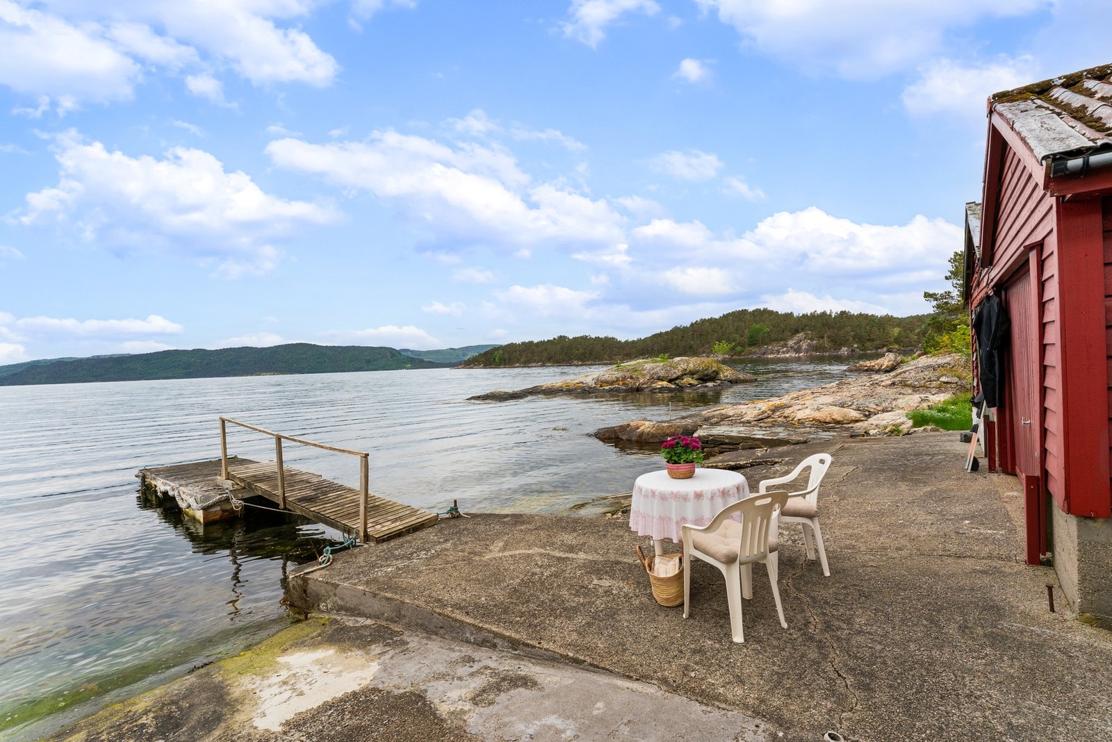 Eiendommen har eget naust som ligger idyllisk til i Austfjorden innerst i Fensfjorden, og byr på nærhet til både fjord, natur og gode friluftsmuligheter Galleribilde