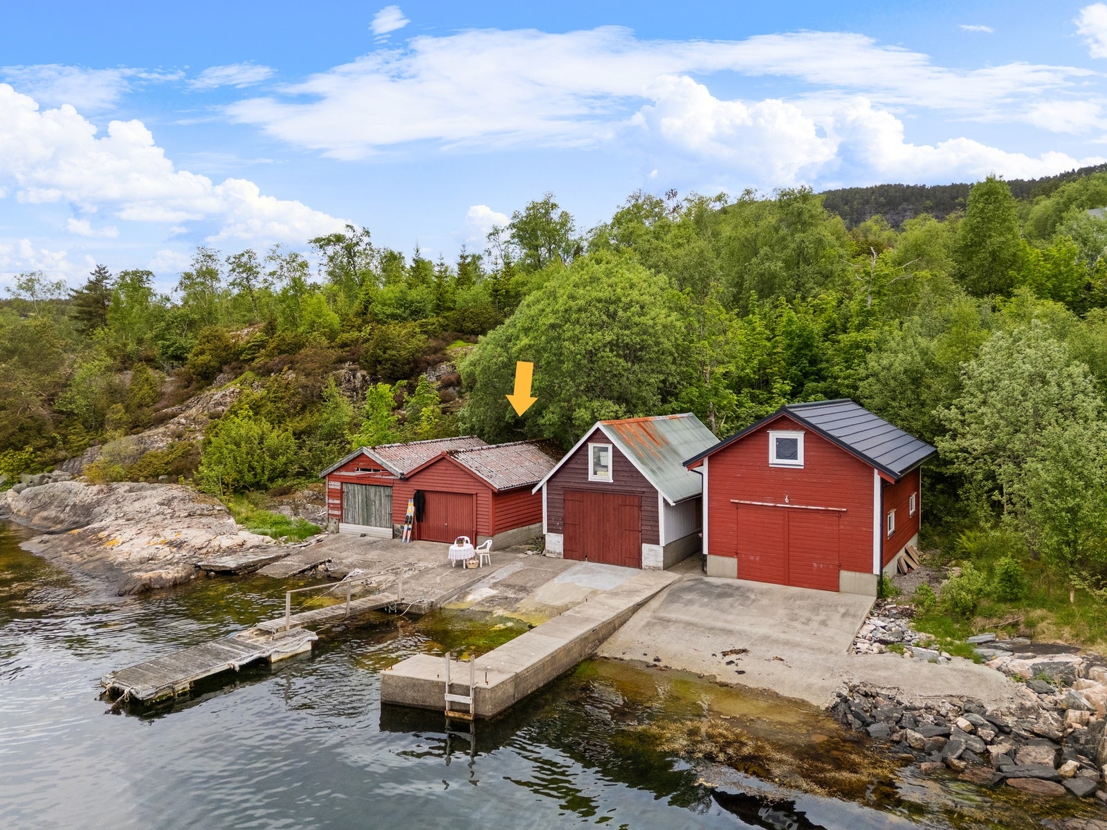 Sammen med eiendommen følger også et eget naust som ligger ved siden av en flott badeplass Galleribilde