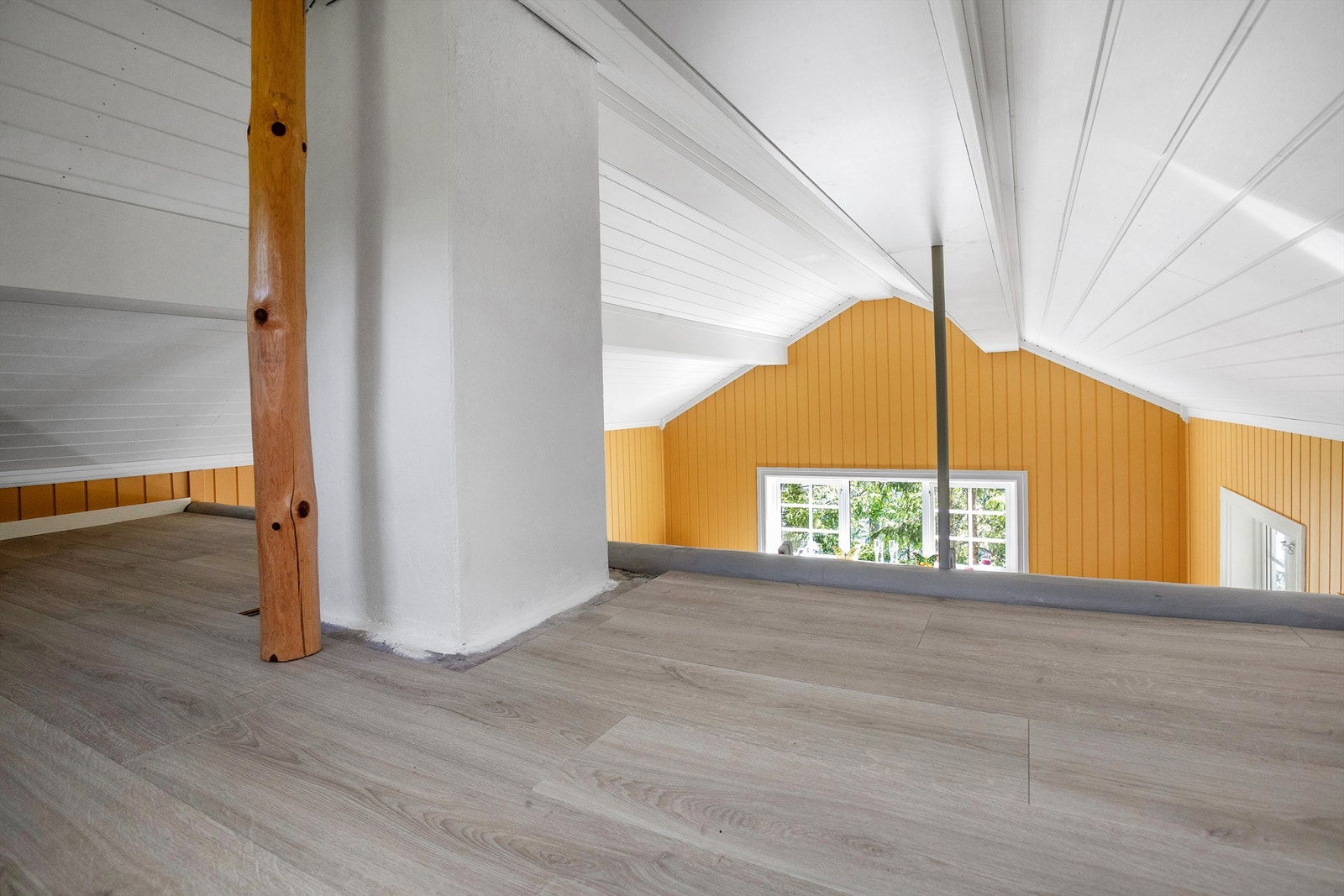 Fra stuen fører en stige opp til en hems med et gulvareal på 9 m². Galleribilde