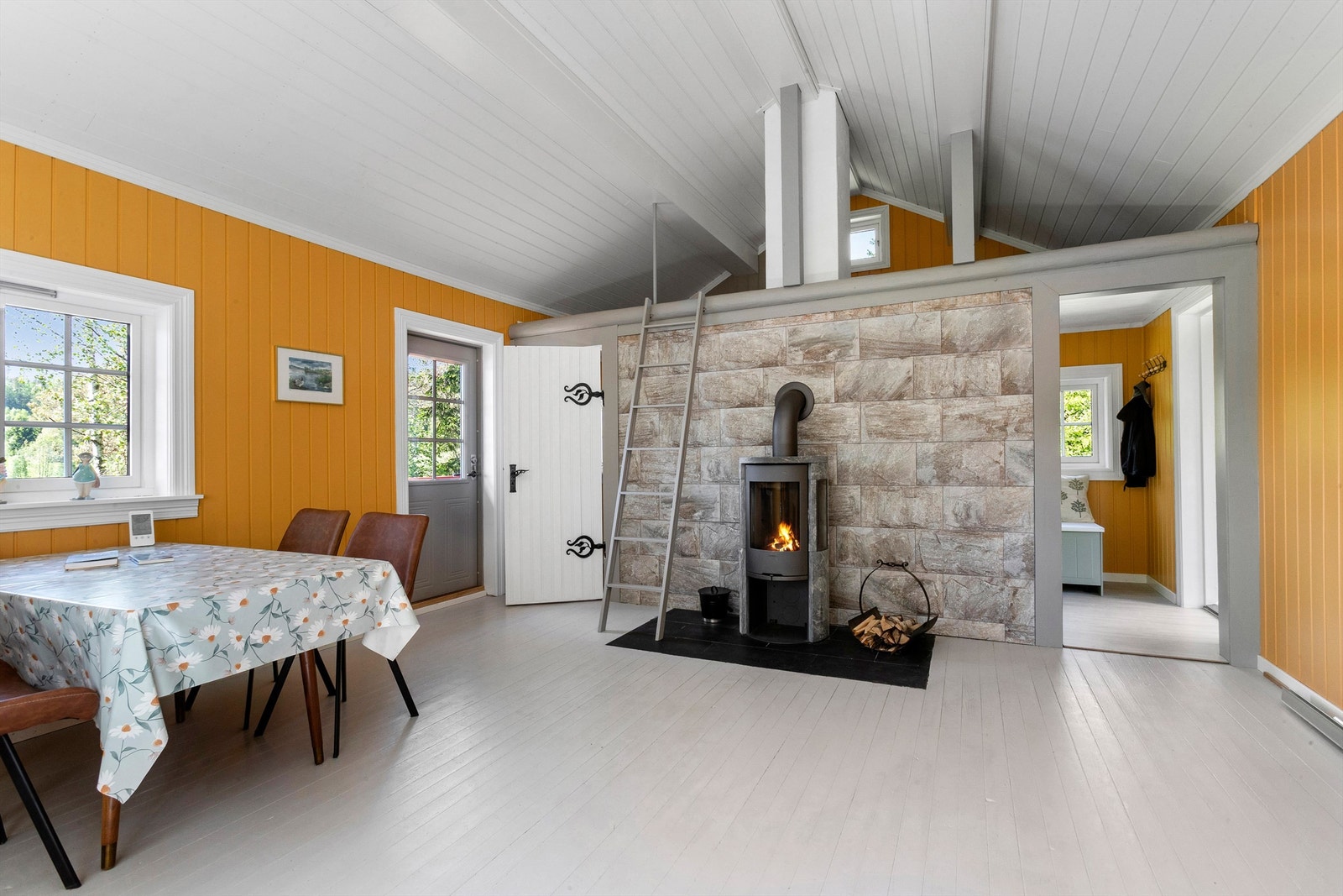 Rommet har plass til både spisebord og en sofagruppe. Galleribilde