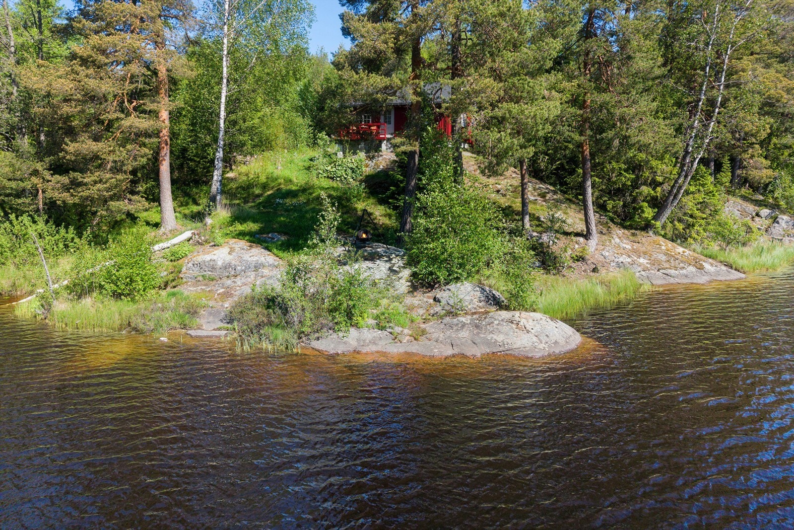 Tomten grenser direkte til vannet, med gode muligheter for både bading og fiske. Galleribilde