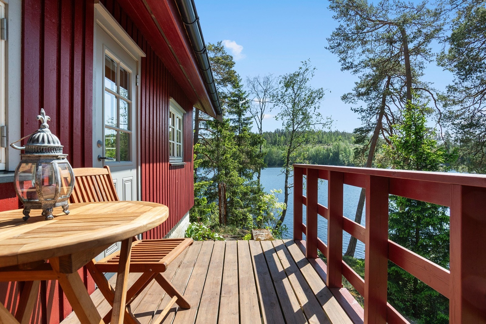 Fra terrassen har man en fredelig utsikt mot vannet og naturen. Galleribilde