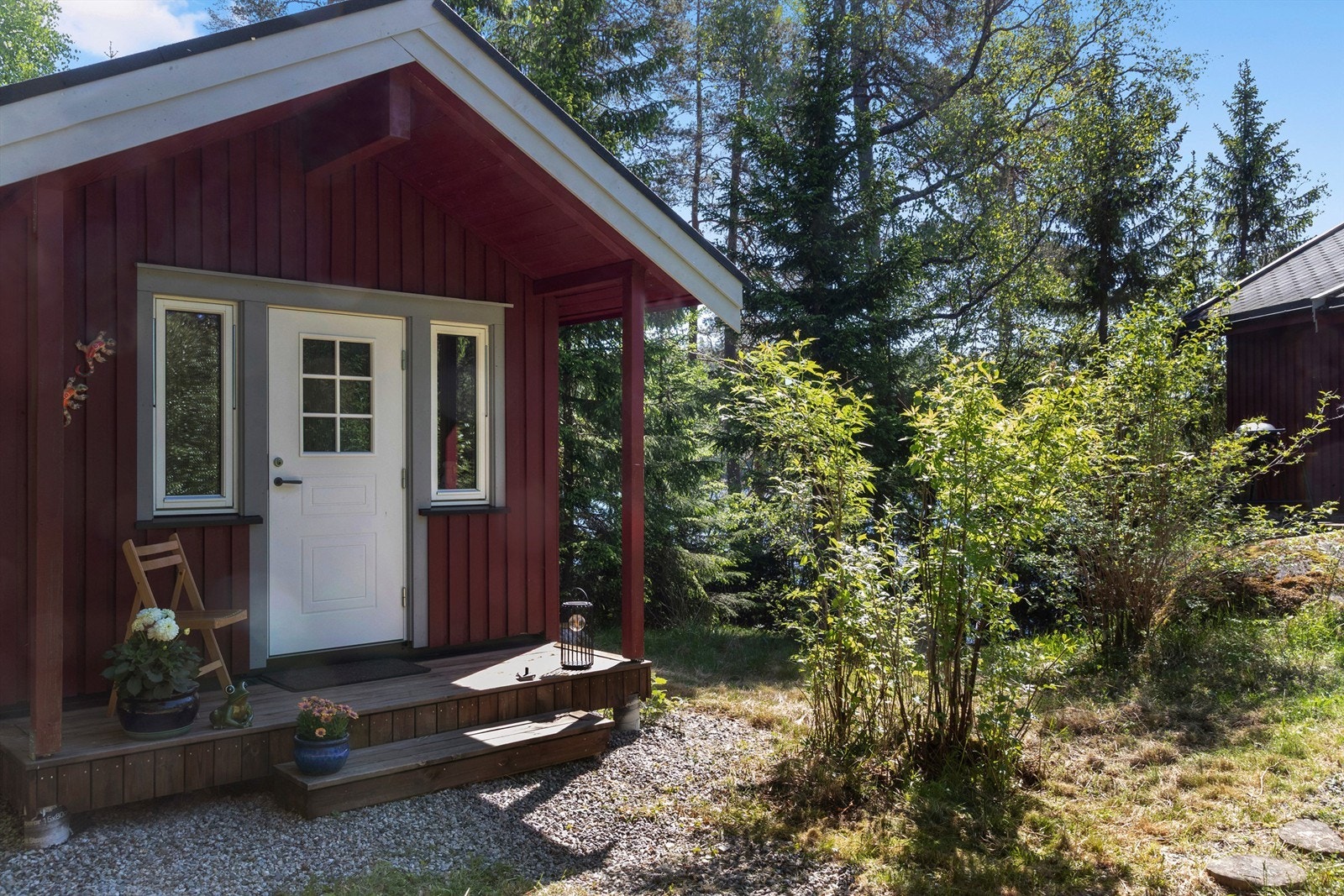 Annekset er en trekonstruksjon med stående trekledning og saltak tekket med metallplater. Galleribilde